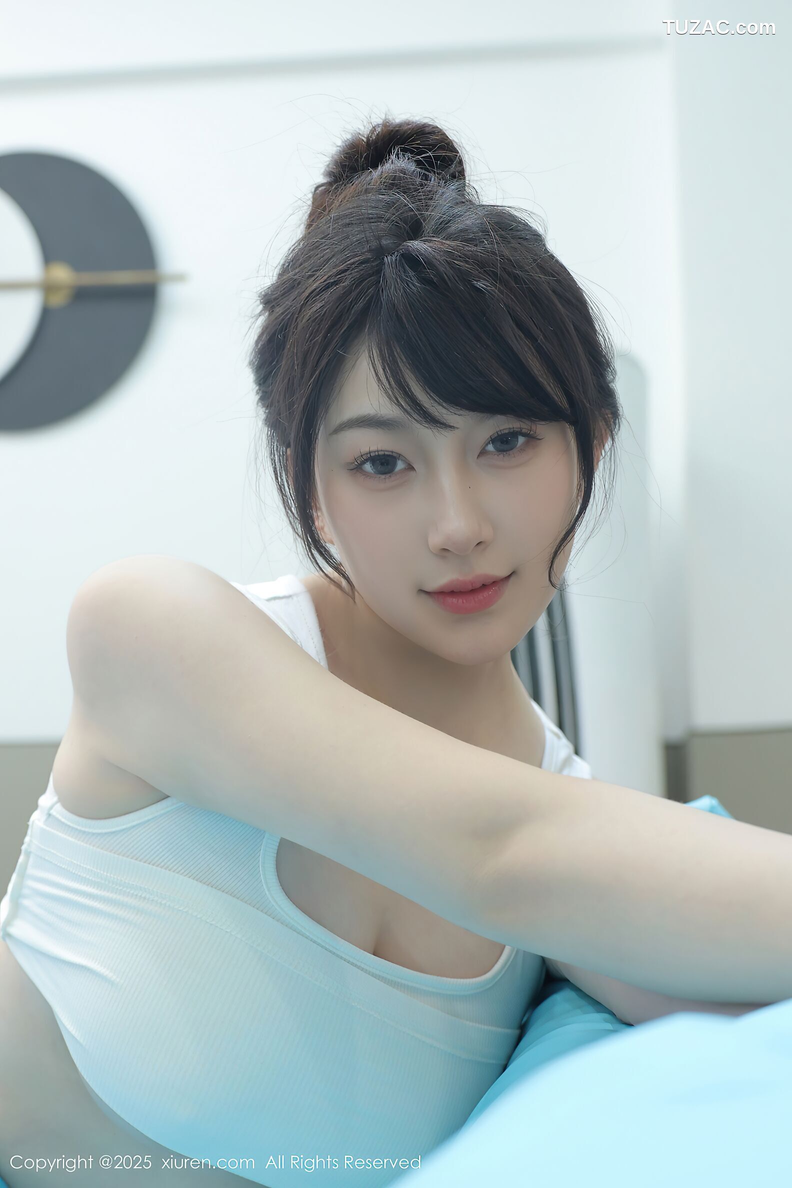 XiuRen秀人网-10676-李沁恩lrene-白背心灰短裤居家PS游戏美女-2025.08.21