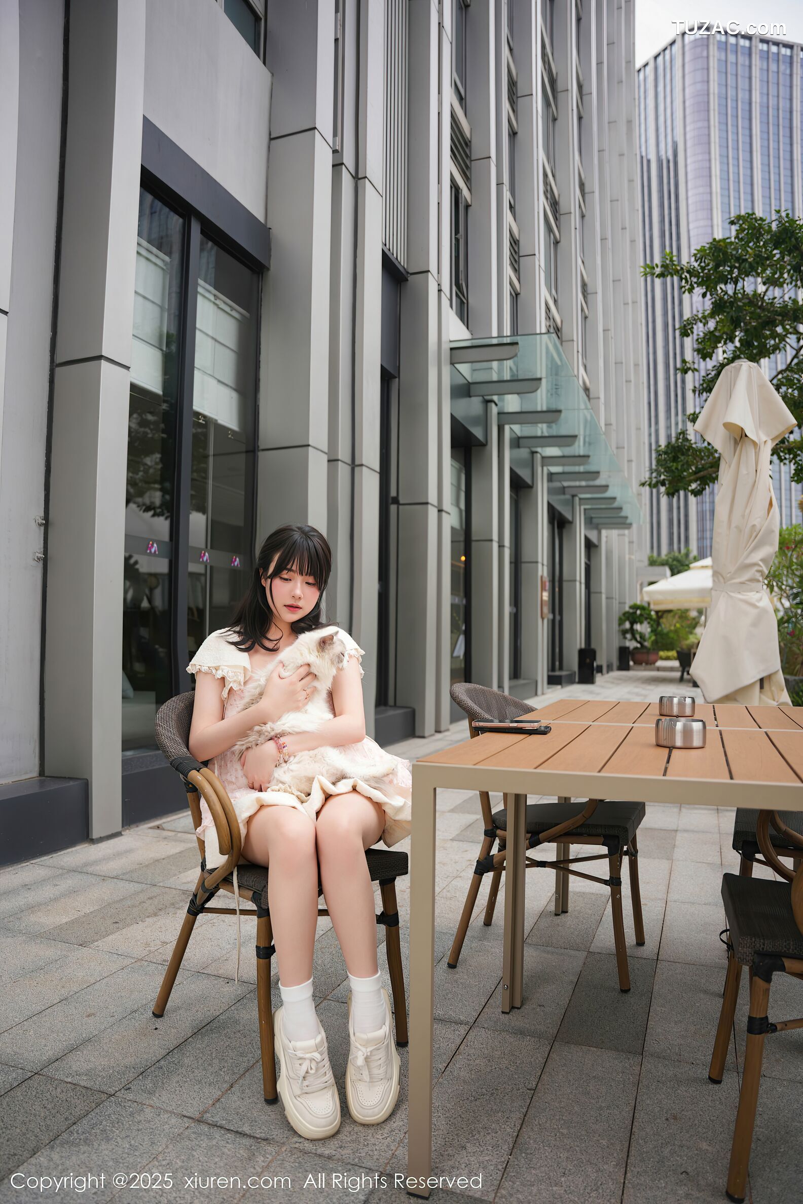 XiuRen秀人网-10734-软情-白色连衣短裙女孩与猫咪-2025.09.05