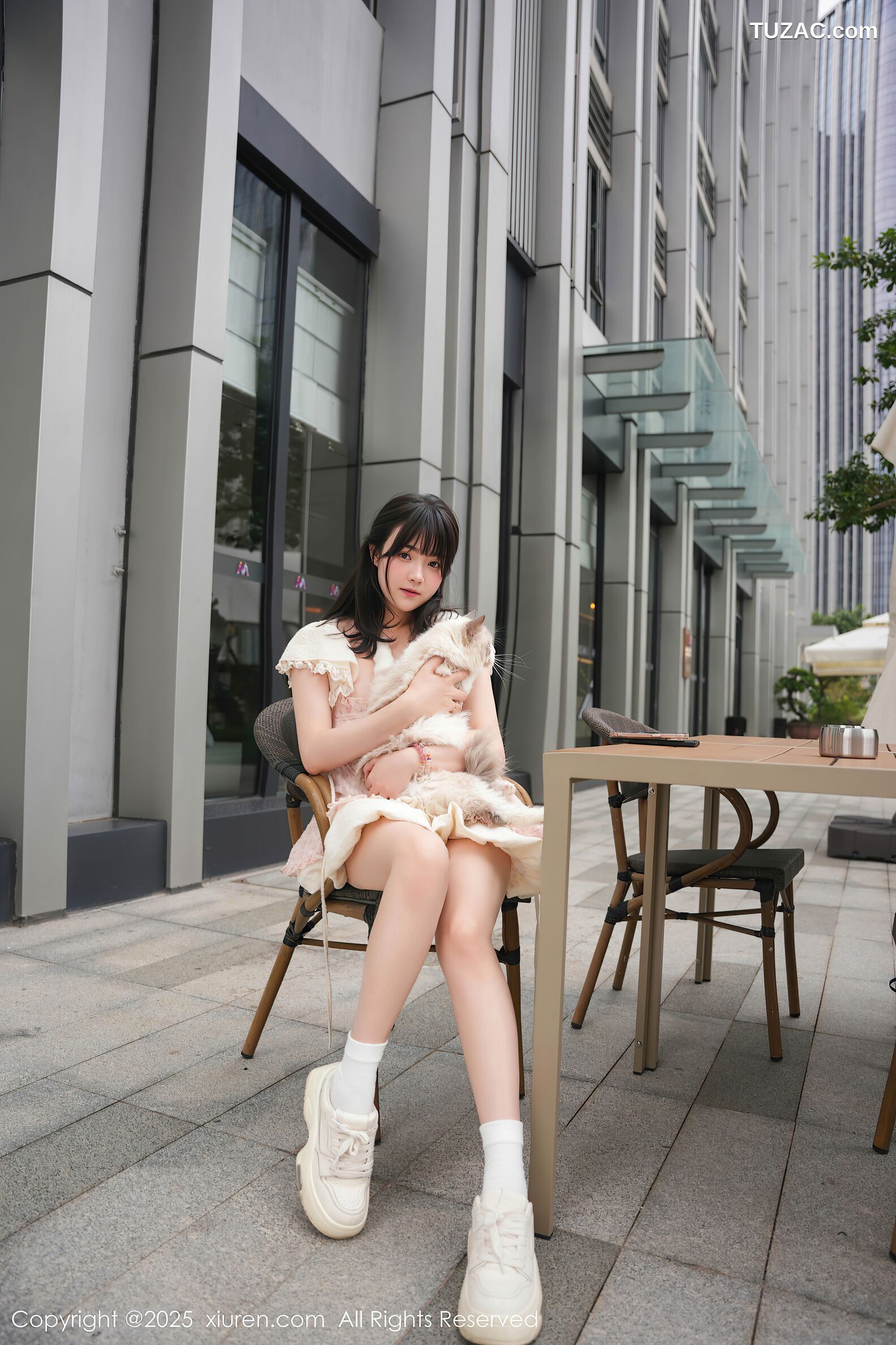 XiuRen秀人网-10734-软情-白色连衣短裙女孩与猫咪-2025.09.05