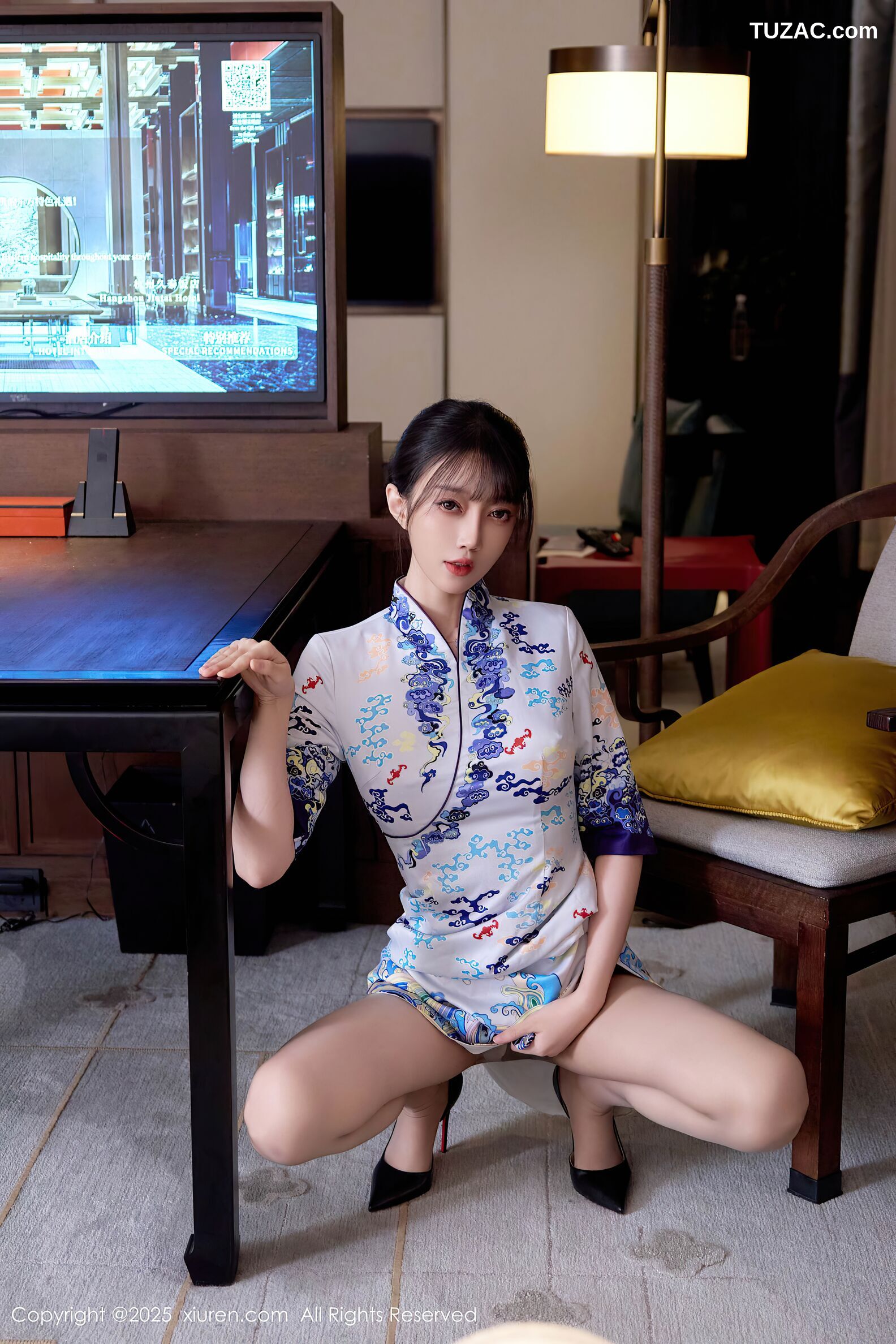 XiuRen秀人网-10741-玥儿玥er-白色蓝印花短旗袍肉丝诱惑-2025.09.08