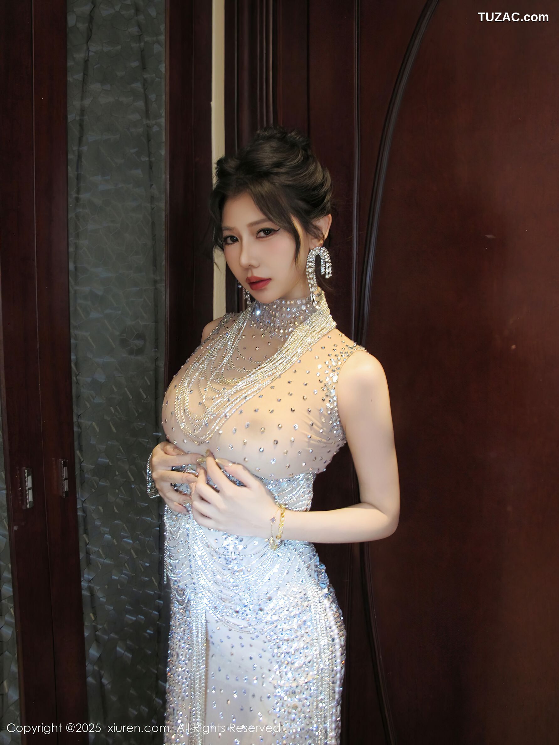 XiuRen秀人网-10802-尹甜甜-sunny-透视亮片礼裙-2025.09.24
