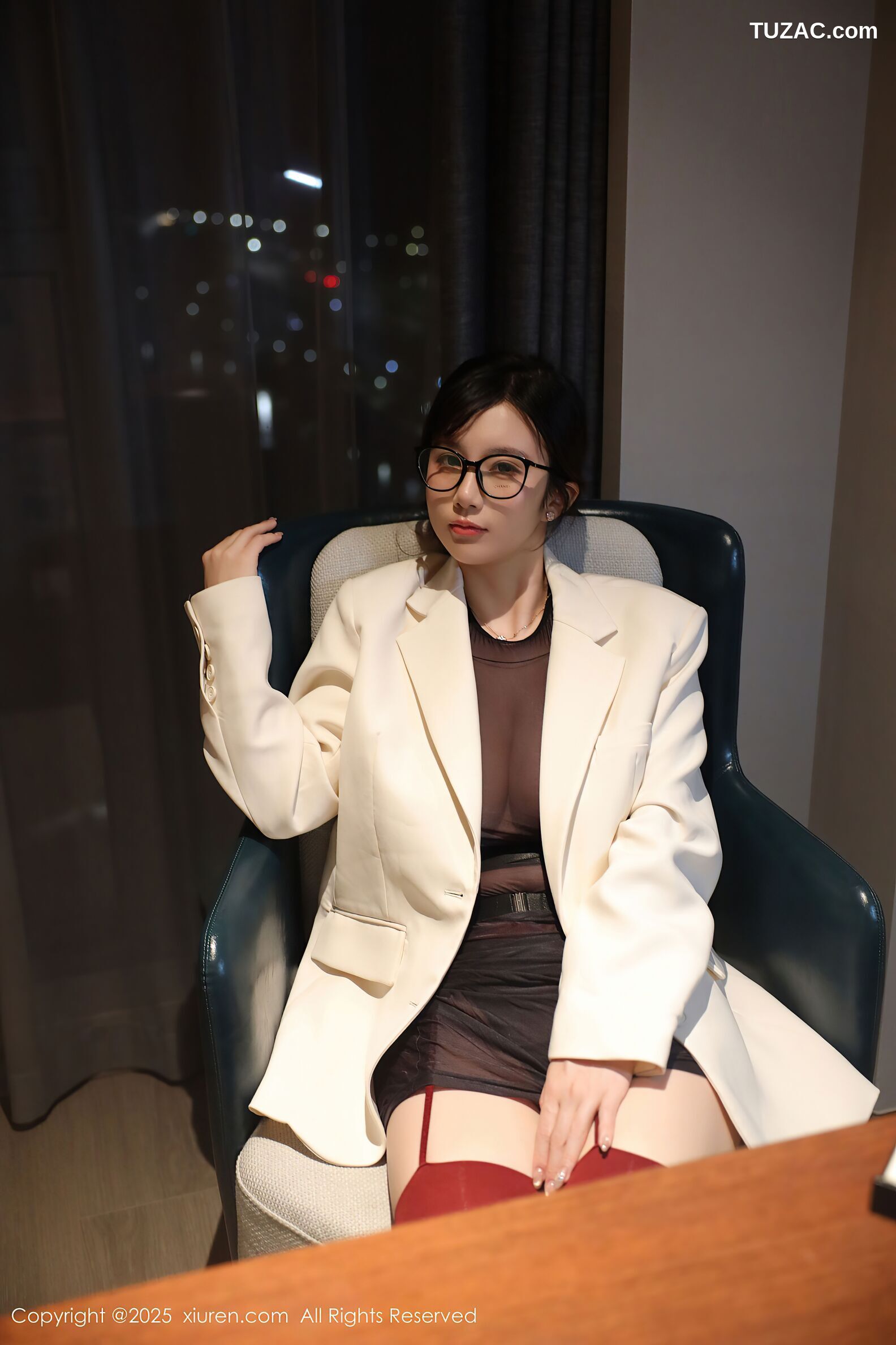 XiuRen秀人网-10805-小肉肉咪-OL白色西装外套轻透黑纱内衣黑丝-2025.09.25