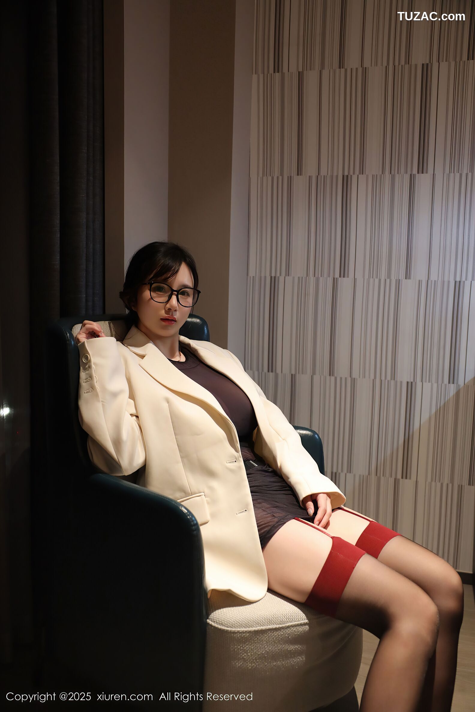 XiuRen秀人网-10805-小肉肉咪-OL白色西装外套轻透黑纱内衣黑丝-2025.09.25