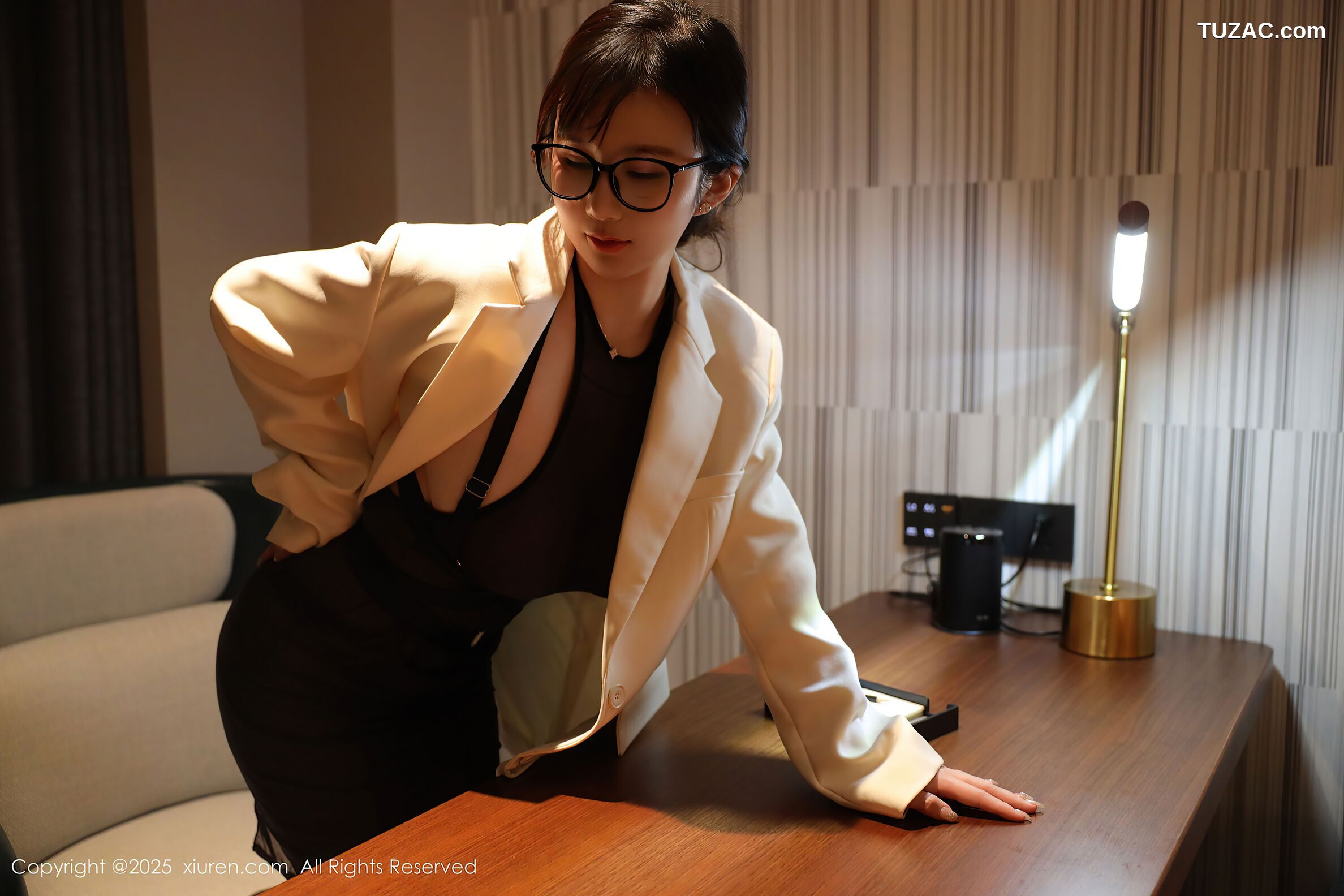 XiuRen秀人网-10805-小肉肉咪-OL白色西装外套轻透黑纱内衣黑丝-2025.09.25