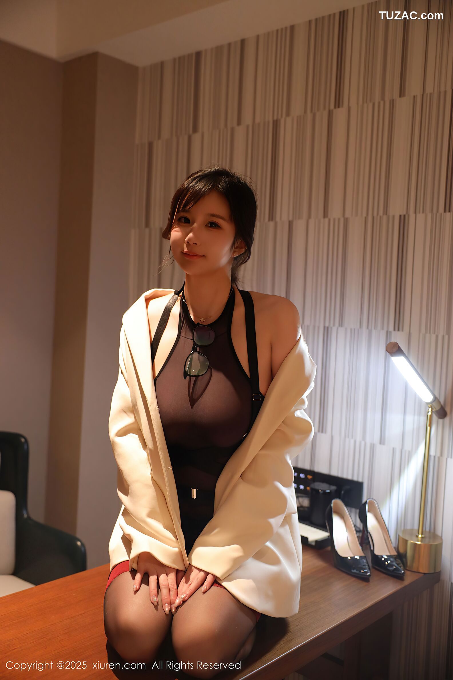 XiuRen秀人网-10805-小肉肉咪-OL白色西装外套轻透黑纱内衣黑丝-2025.09.25