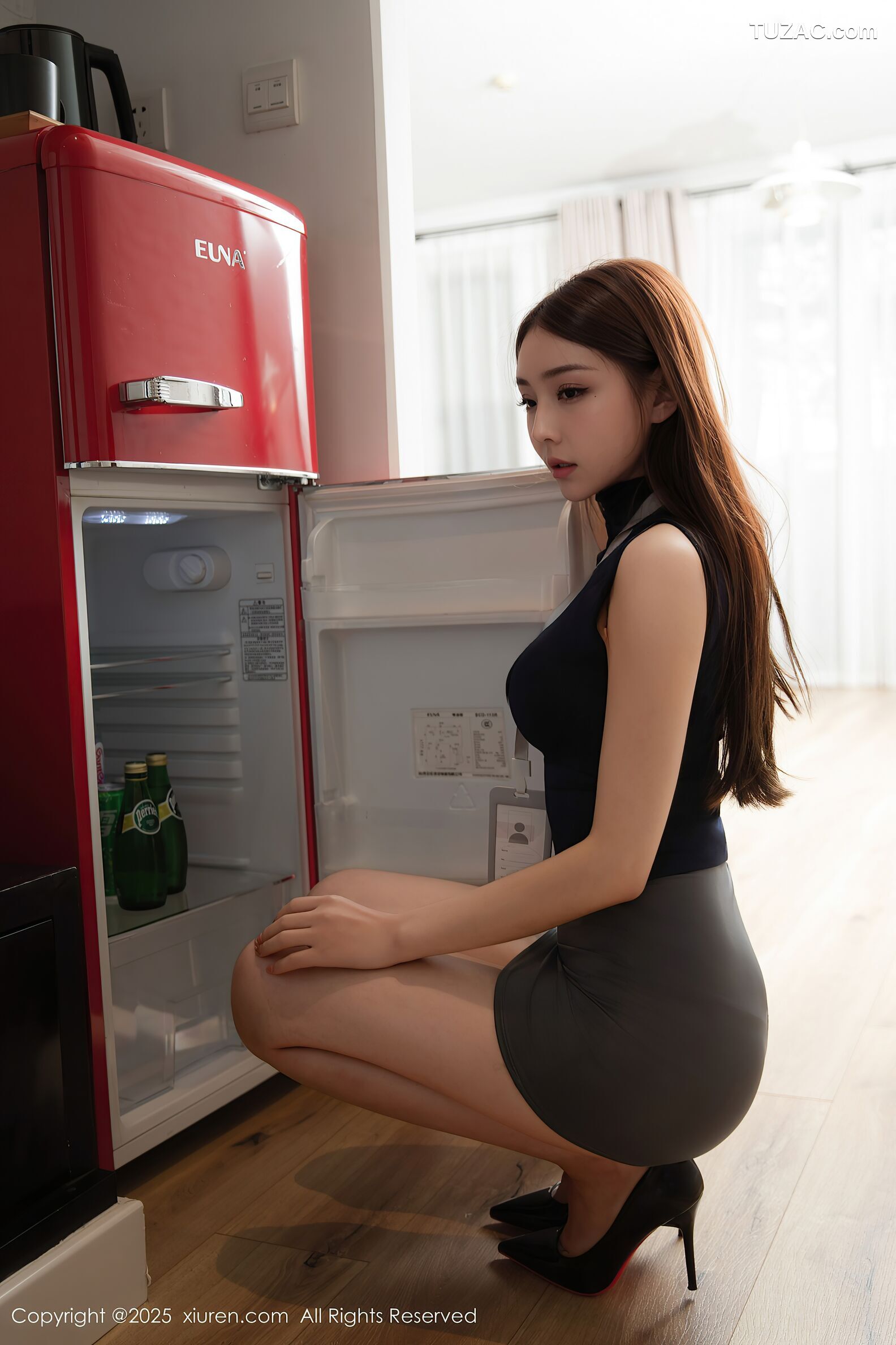 XiuRen秀人网-10807-悦兮-OL深蓝无袖T灰色包臀裙-2025.09.25
