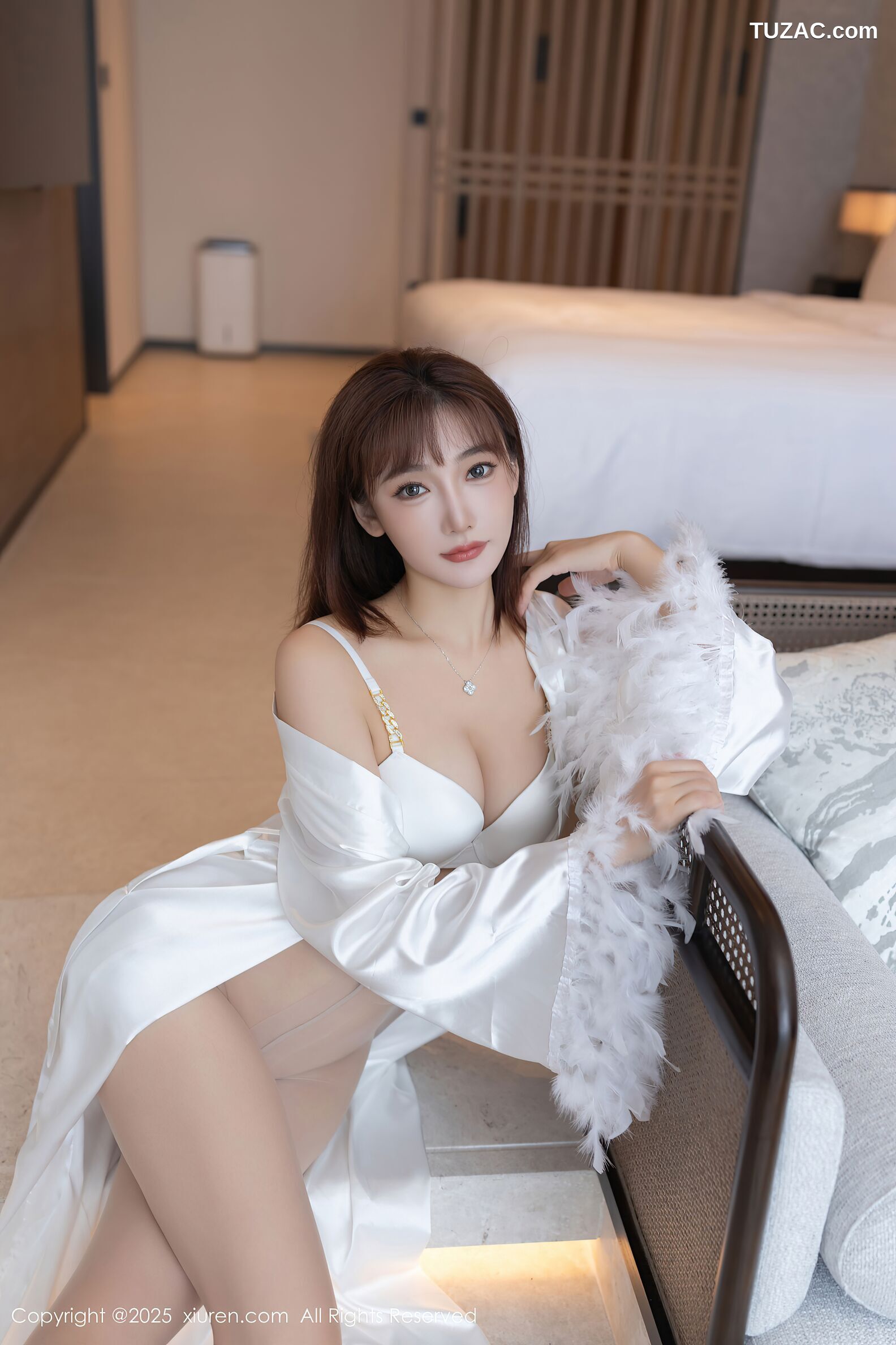 XiuRen秀人网-10809-陆萱萱-白色睡袍肉色丝袜-2025.09.25