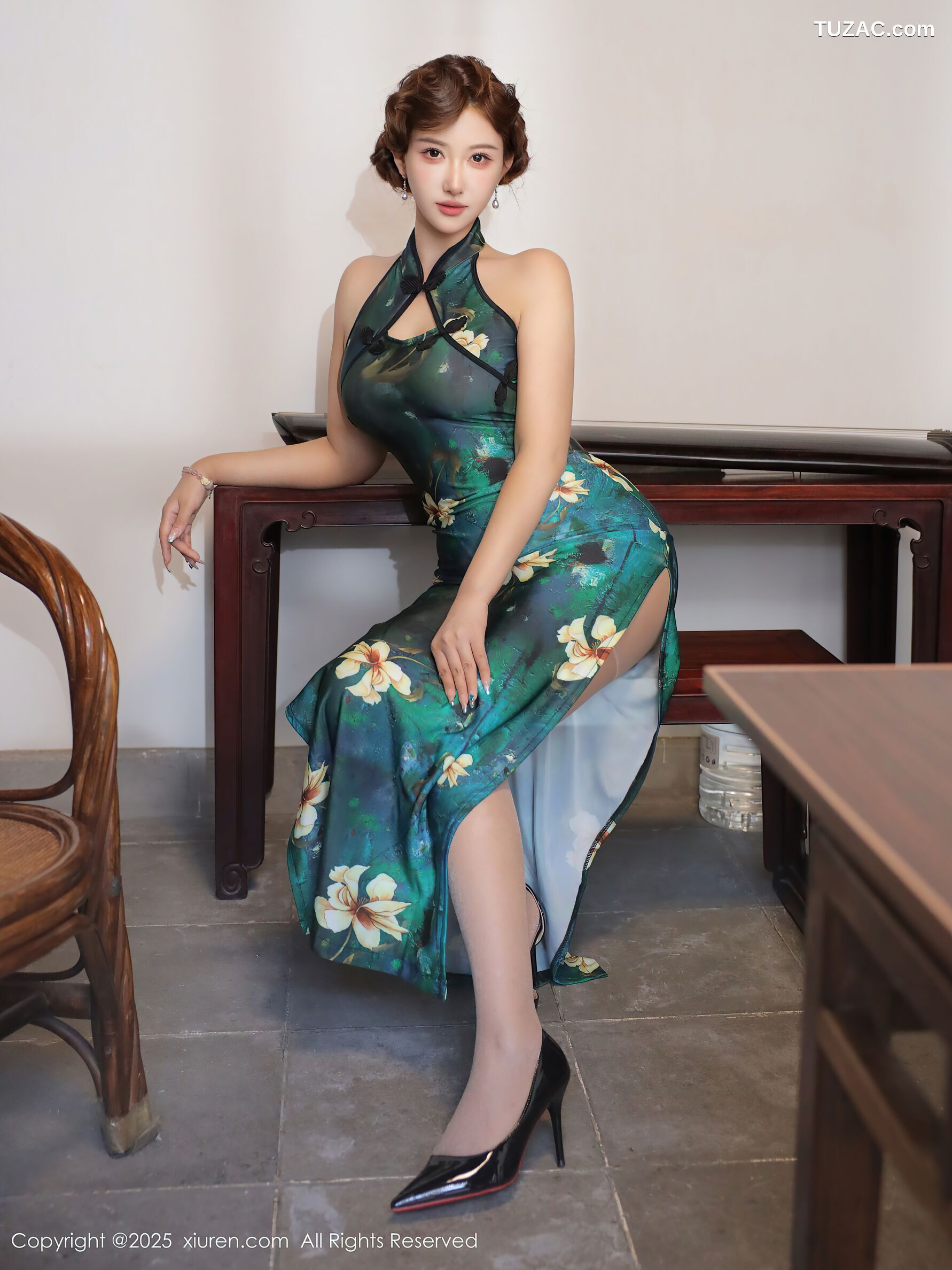 XiuRen秀人网-10815-金允希Yuki-绿色旗袍肉丝-2025.09.26