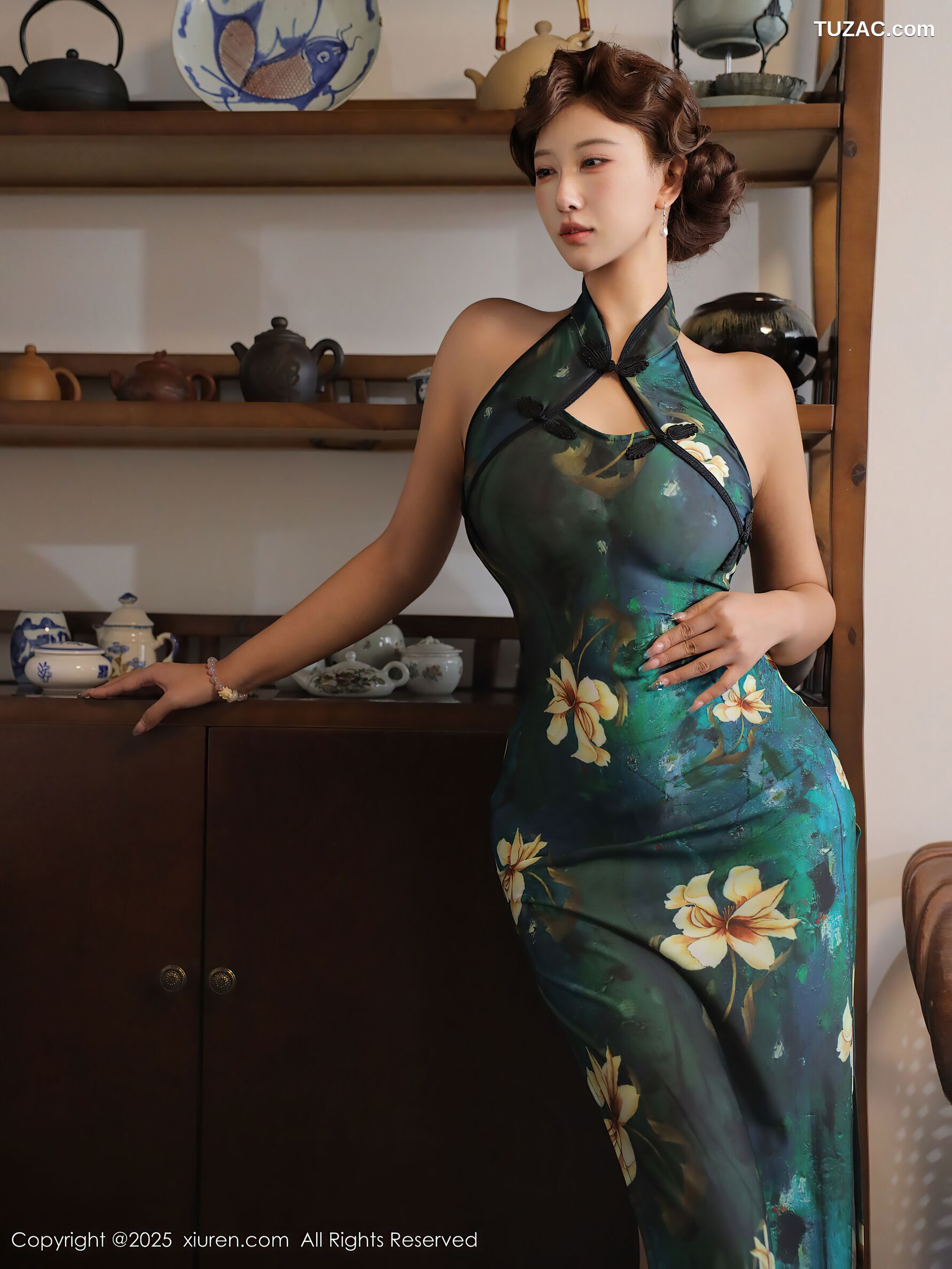 XiuRen秀人网-10815-金允希Yuki-绿色旗袍肉丝-2025.09.26