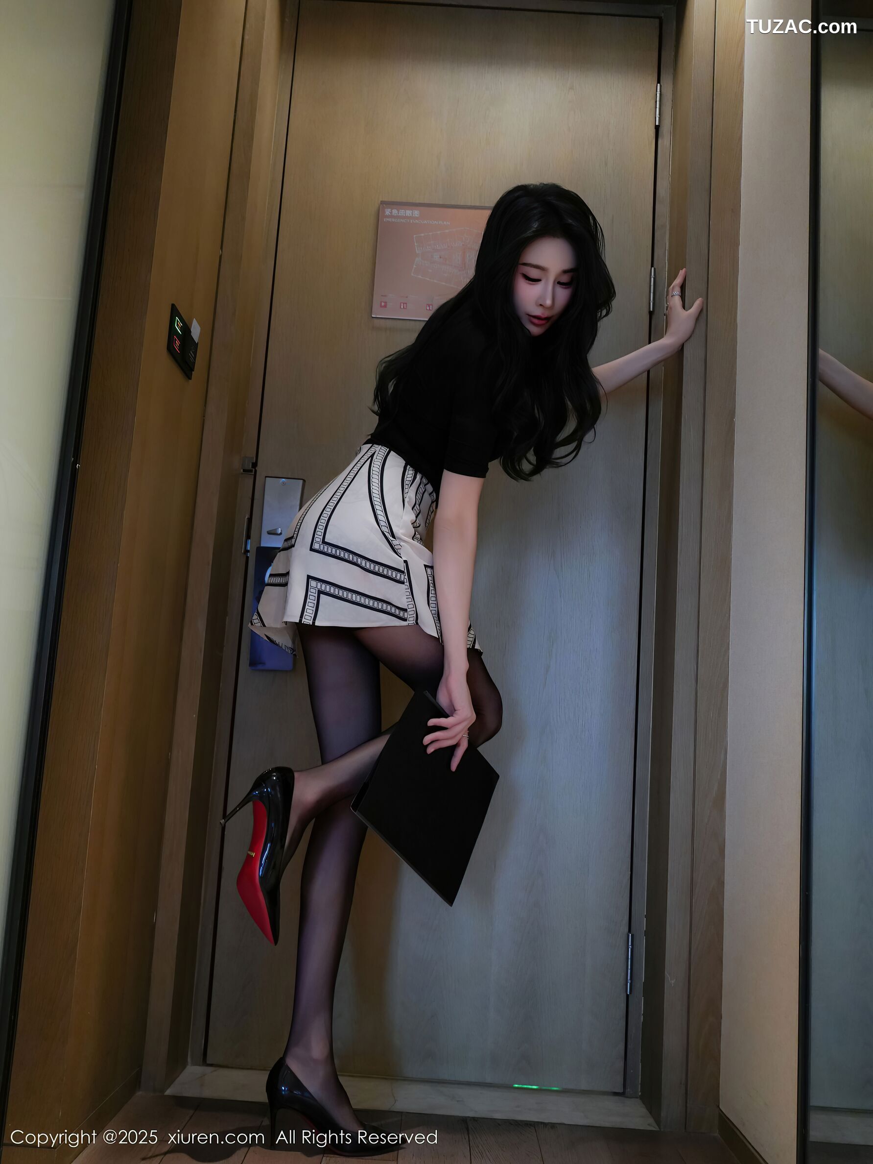XiuRen秀人网-10817-椰汁糯米姬-黑色T恤白短裙黑丝-2025.09.28