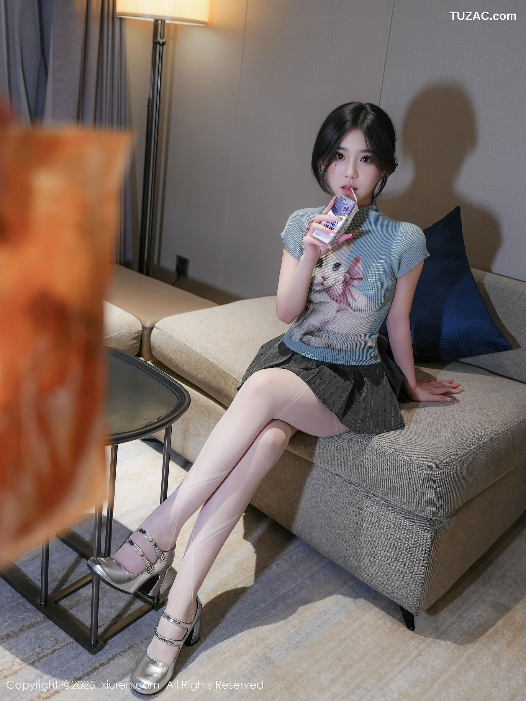 XiuRen秀人网-10830-汁汁-蓝T灰色短裙淡蓝内衣白色丝袜-2025.09.30
