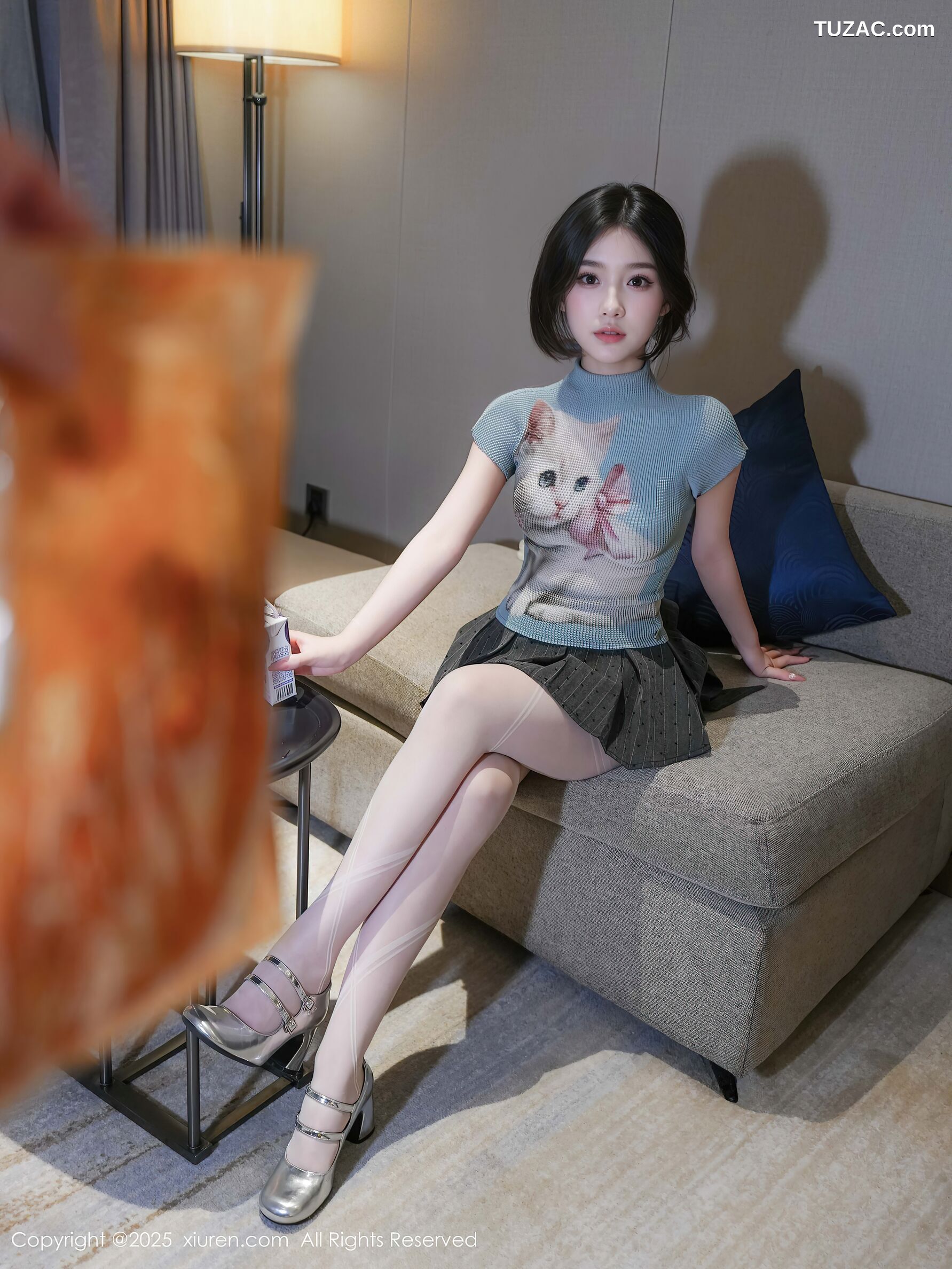 XiuRen秀人网-10830-汁汁-蓝T灰色短裙淡蓝内衣白色丝袜-2025.09.30
