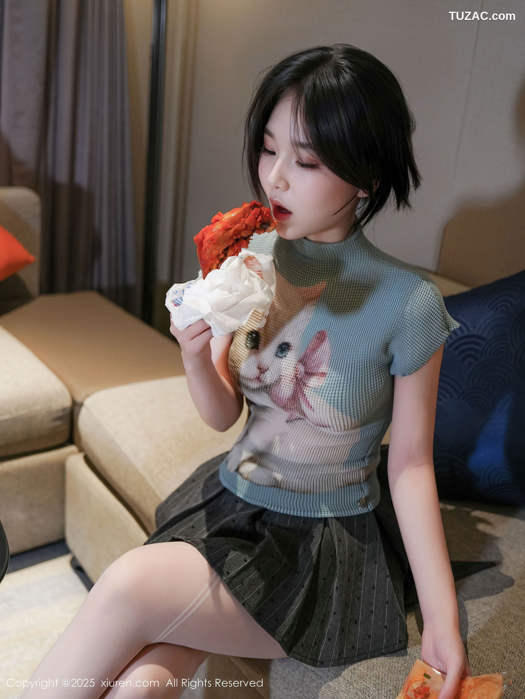 XiuRen秀人网-10830-汁汁-蓝T灰色短裙淡蓝内衣白色丝袜-2025.09.30