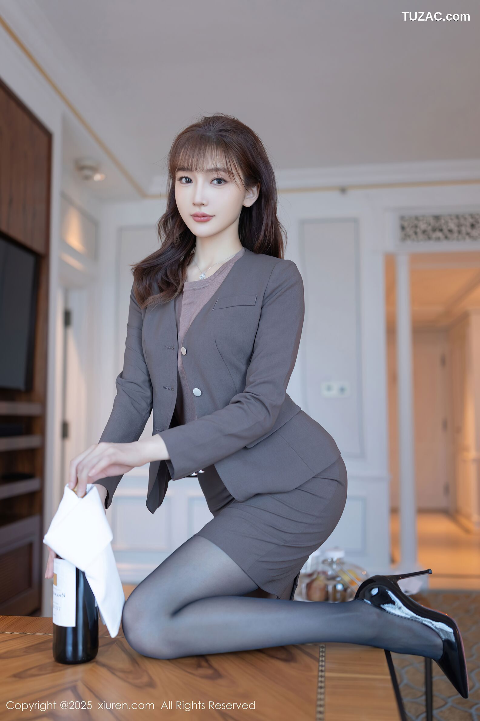 XiuRen秀人网-10850-陆萱萱-空姐制服魅惑黑丝紫色内衣-2025.10.10