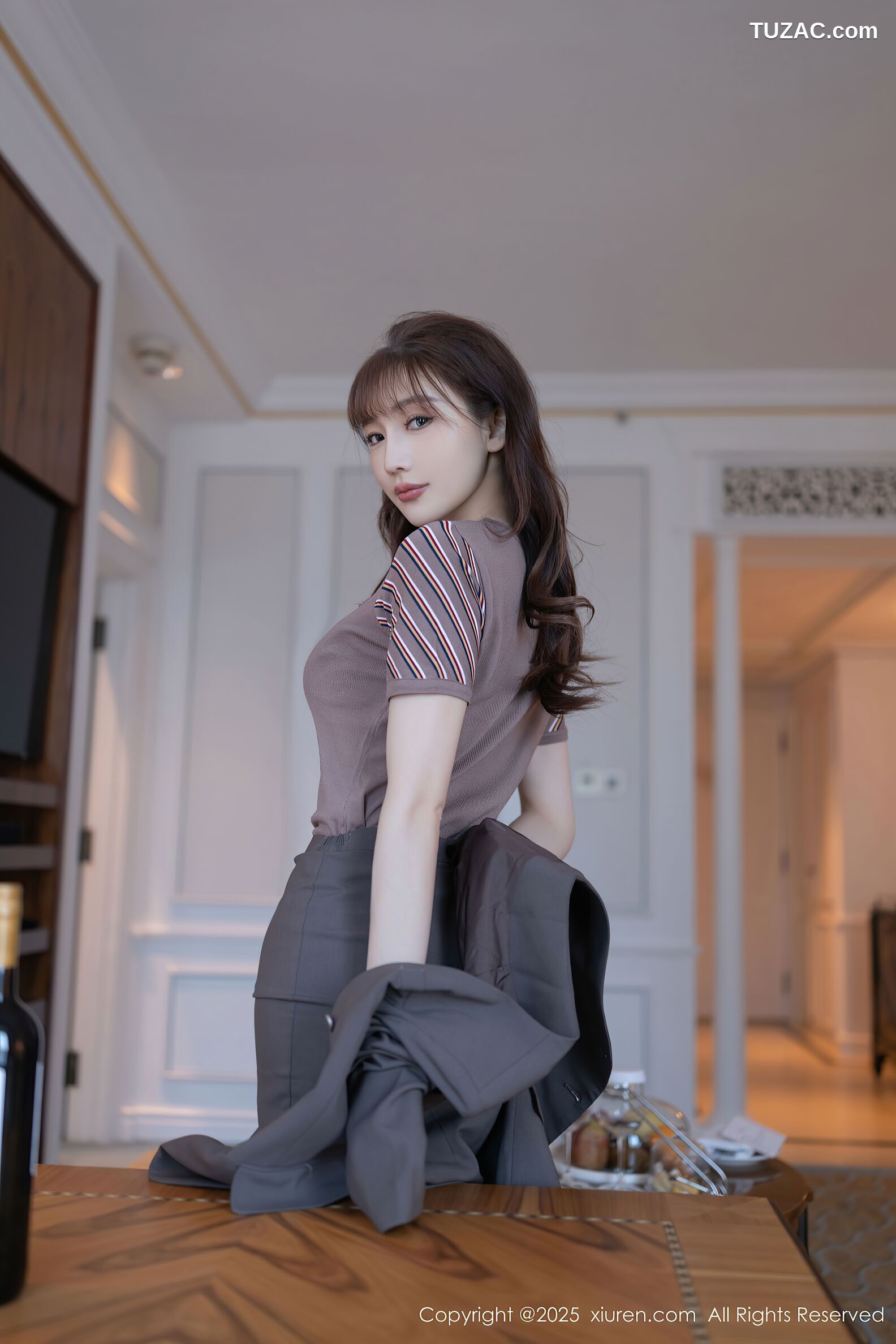 XiuRen秀人网-10850-陆萱萱-空姐制服魅惑黑丝紫色内衣-2025.10.10