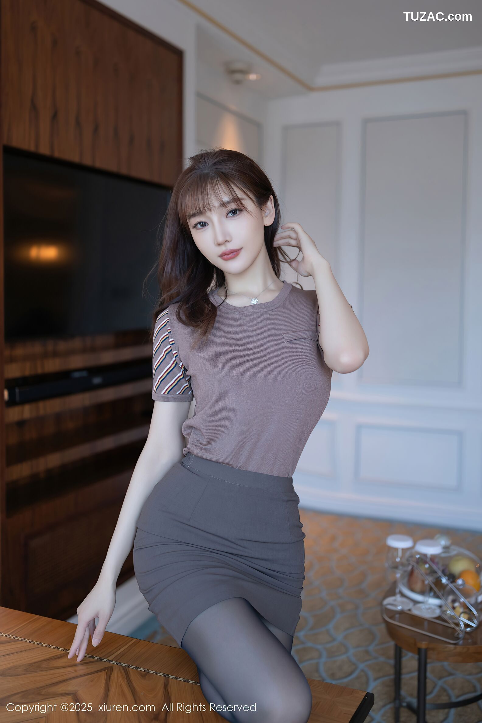 XiuRen秀人网-10850-陆萱萱-空姐制服魅惑黑丝紫色内衣-2025.10.10
