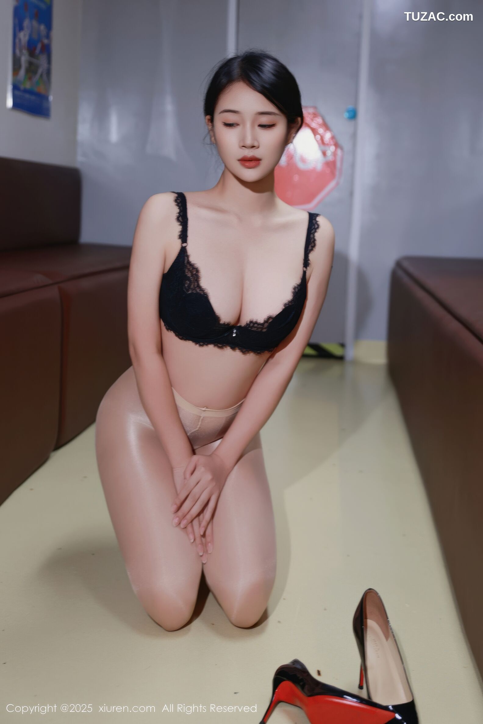 XiuRen秀人网-10856-南乔-地铁场景黑色无袖T白短裙肉丝-2025.10.11