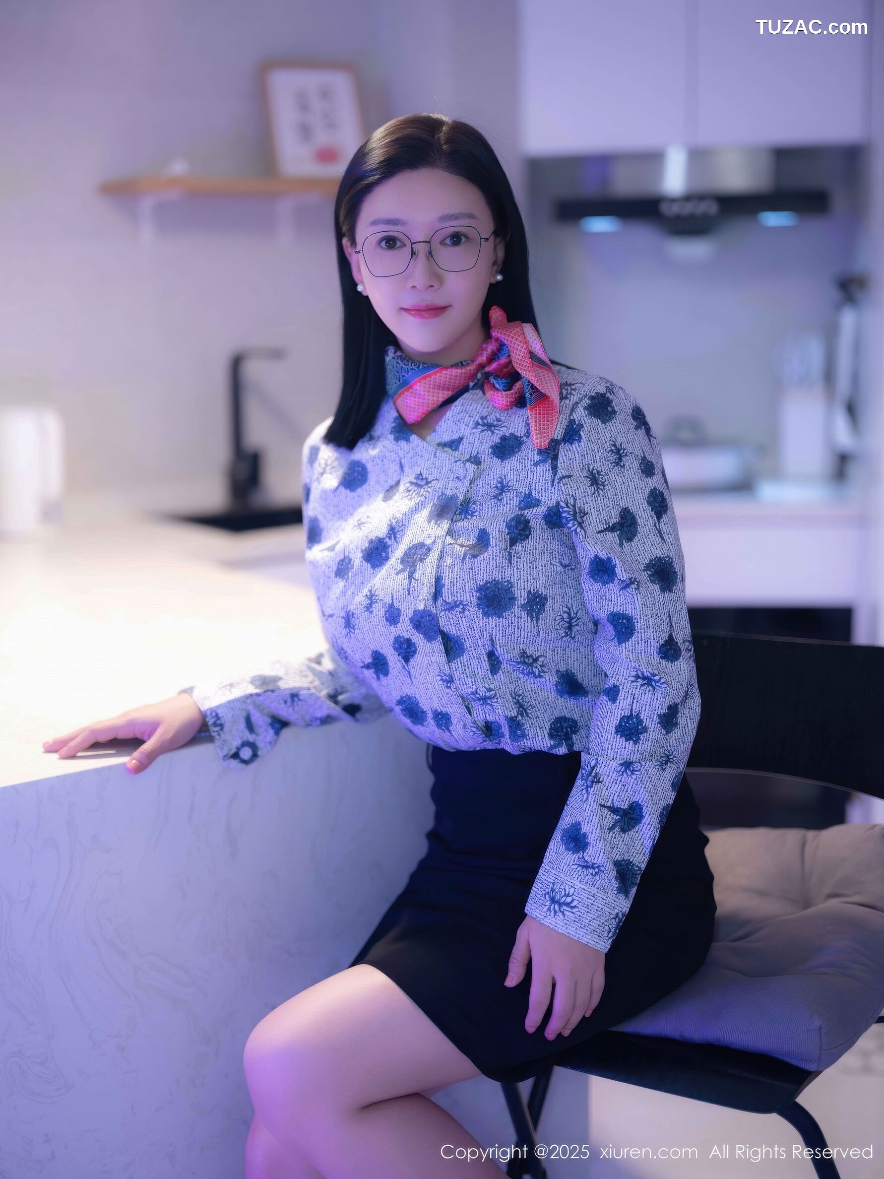 XiuRen秀人网-10866-雅茹老师-爆乳空姐蓝点衬衫很短裙-2025.10.14