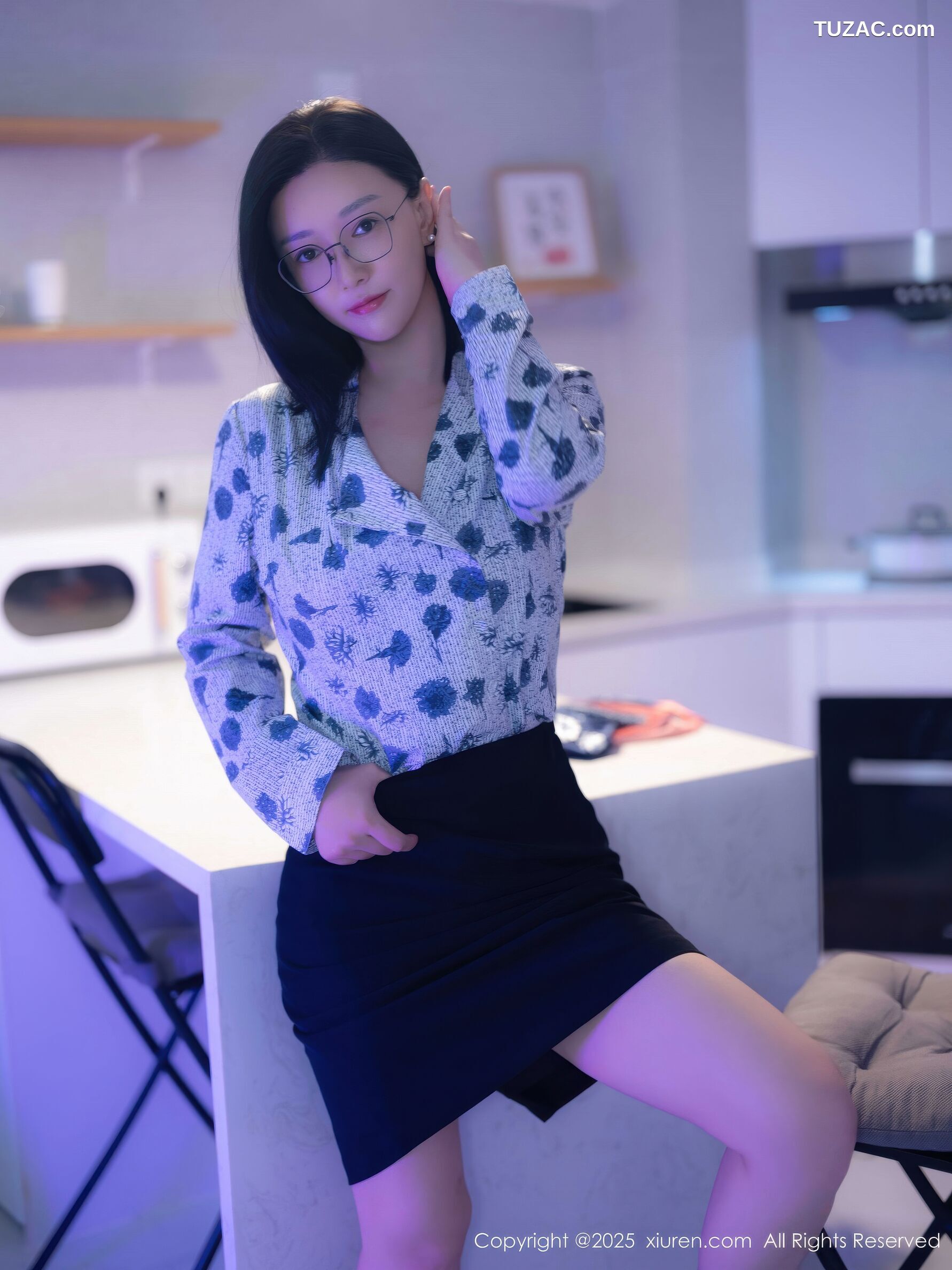 XiuRen秀人网-10866-雅茹老师-爆乳空姐蓝点衬衫很短裙-2025.10.14