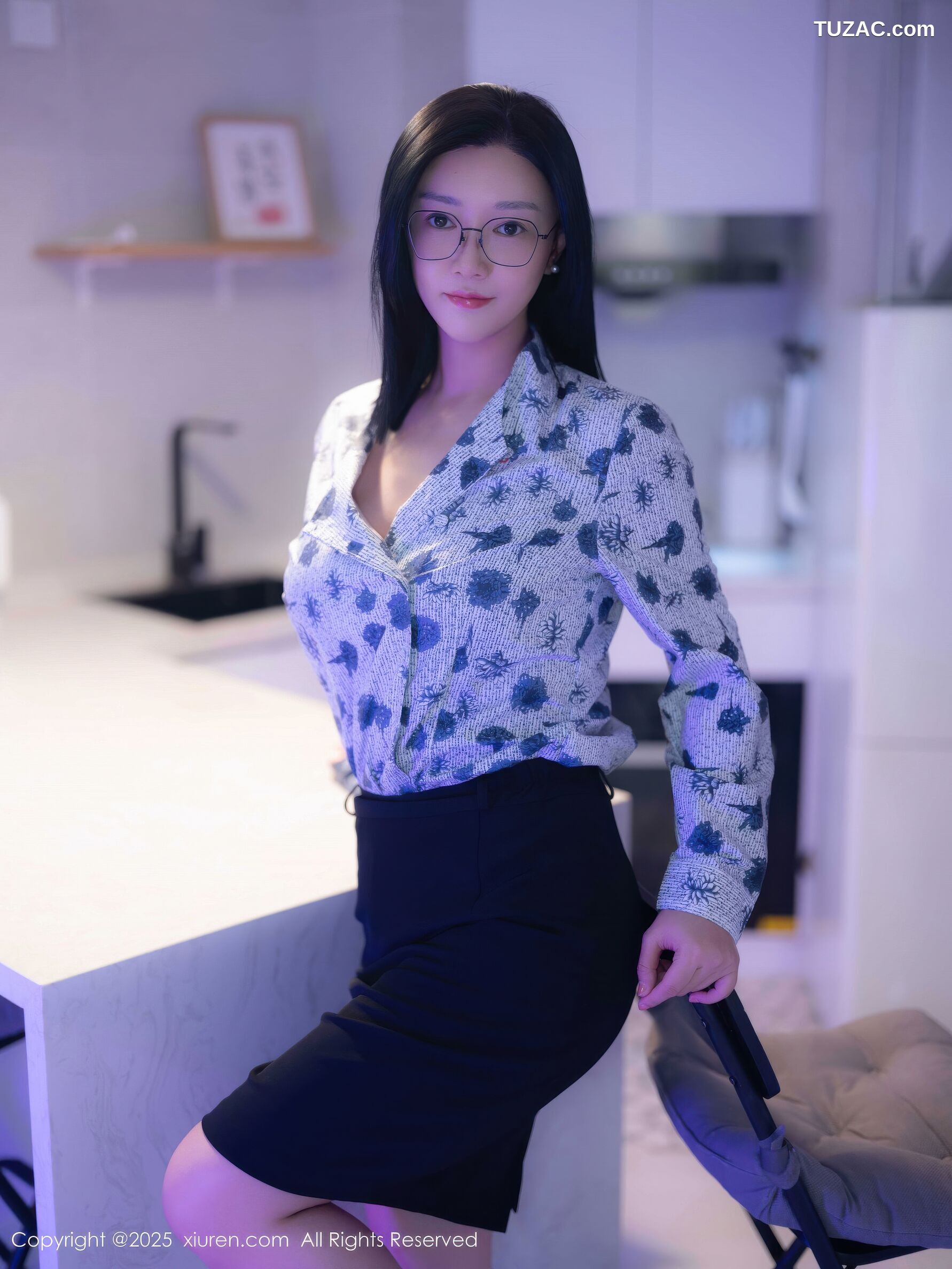 XiuRen秀人网-10866-雅茹老师-爆乳空姐蓝点衬衫很短裙-2025.10.14