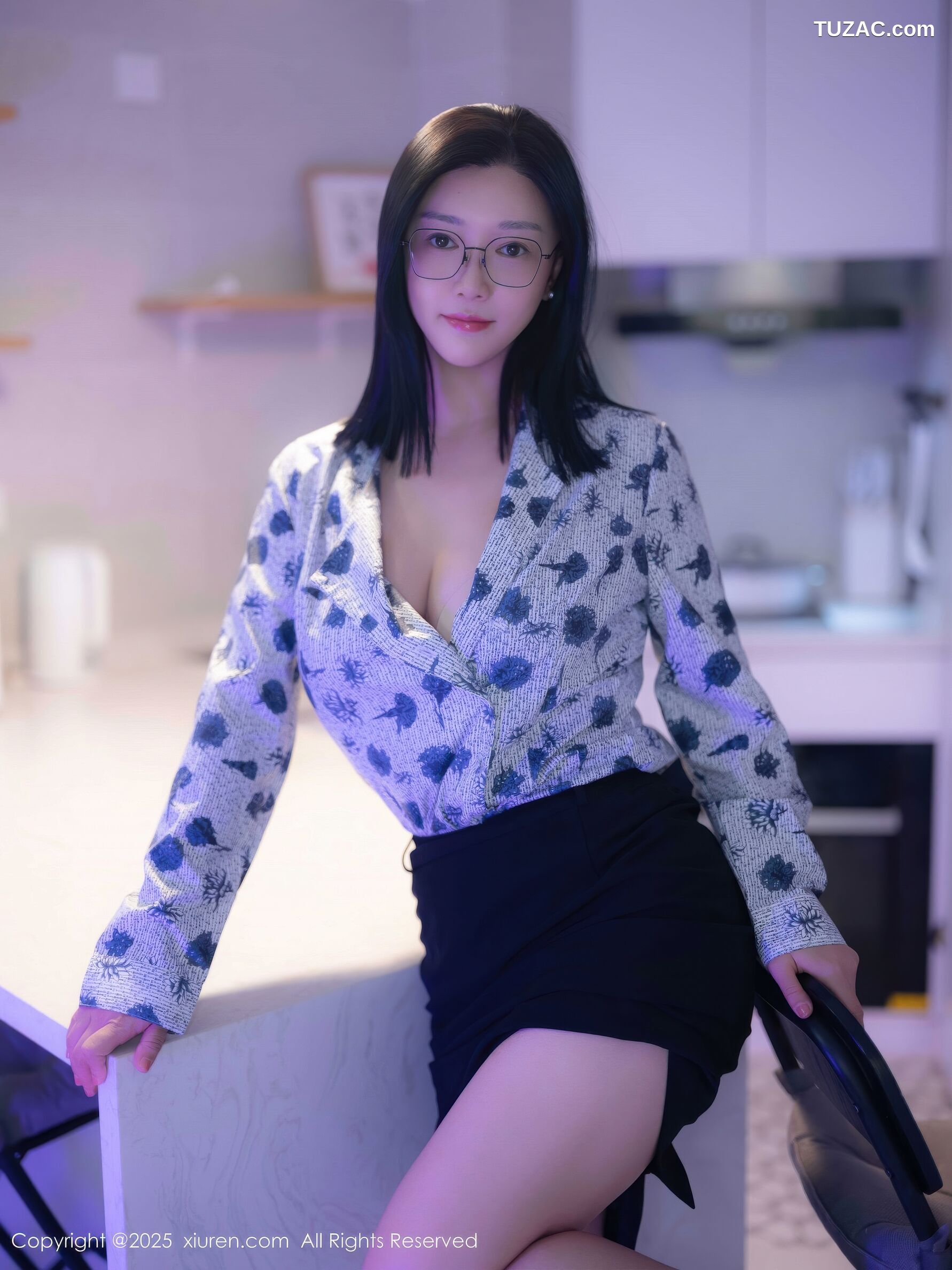 XiuRen秀人网-10866-雅茹老师-爆乳空姐蓝点衬衫很短裙-2025.10.14
