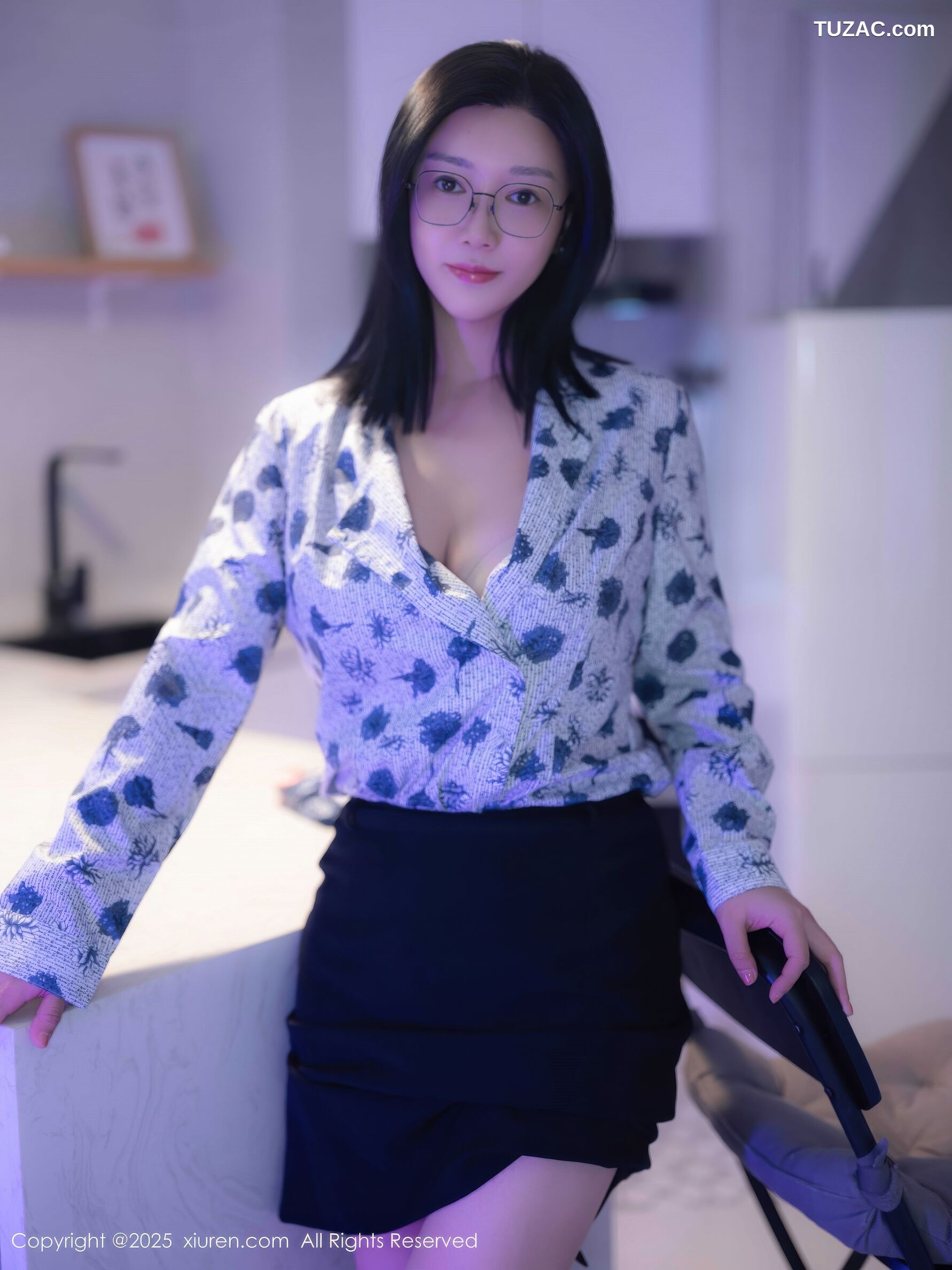 XiuRen秀人网-10866-雅茹老师-爆乳空姐蓝点衬衫很短裙-2025.10.14