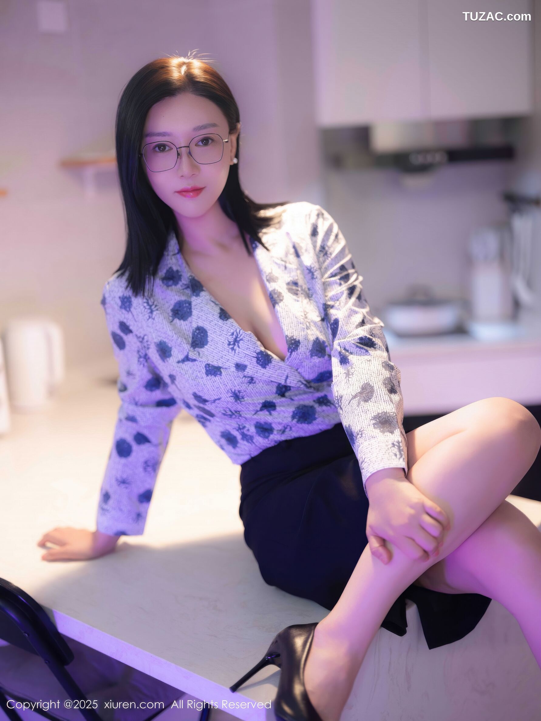 XiuRen秀人网-10866-雅茹老师-爆乳空姐蓝点衬衫很短裙-2025.10.14