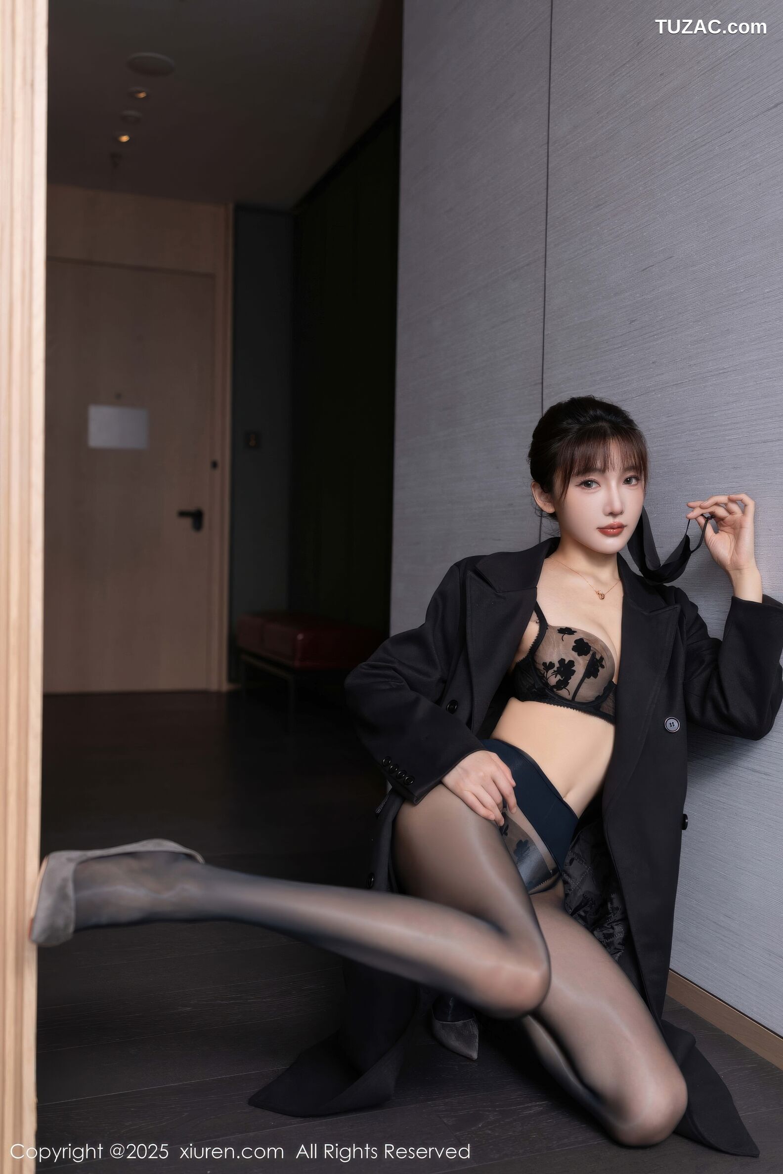 XiuRen秀人网-10880-陆萱萱-黑色长风衣黑色内衣黑丝-2025.10.16