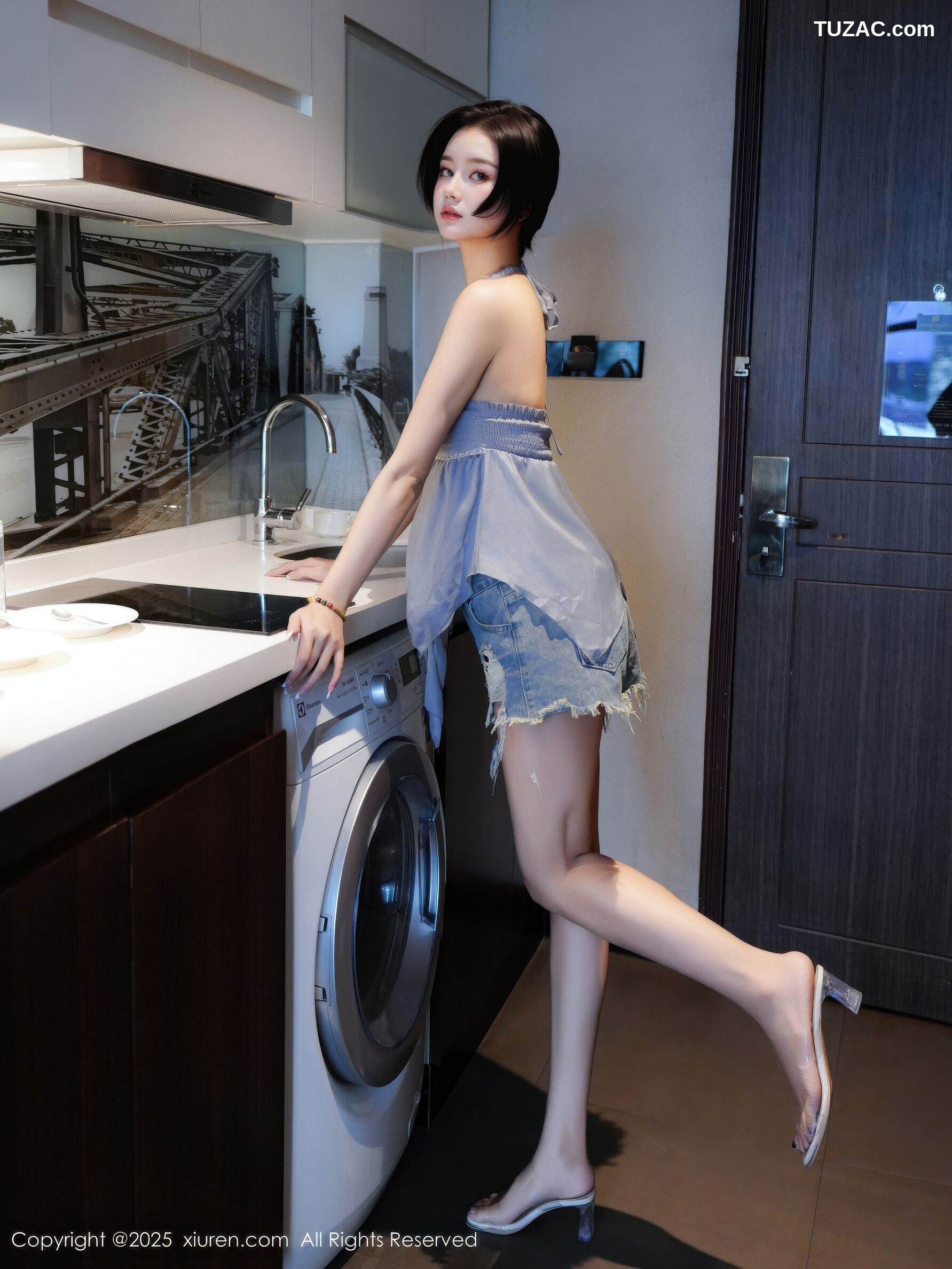 XiuRen秀人网-10893-特蕾莎-厨娘灰色抹胸超小牛仔短裤-2025.10.21