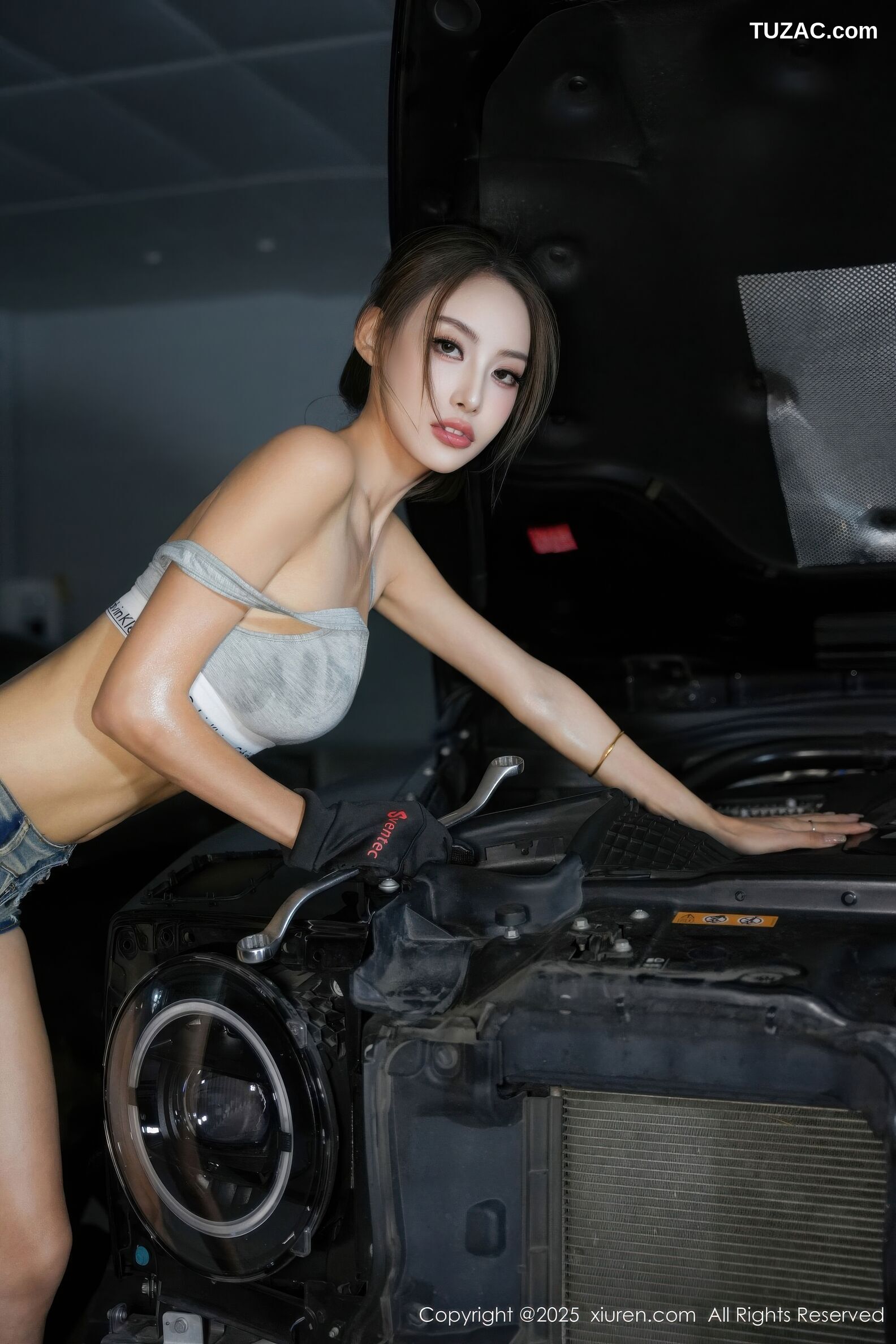 XiuRen秀人网-10894-lingyu69-汽车修理工主题灰色短背心牛仔短裤-2025.10.21