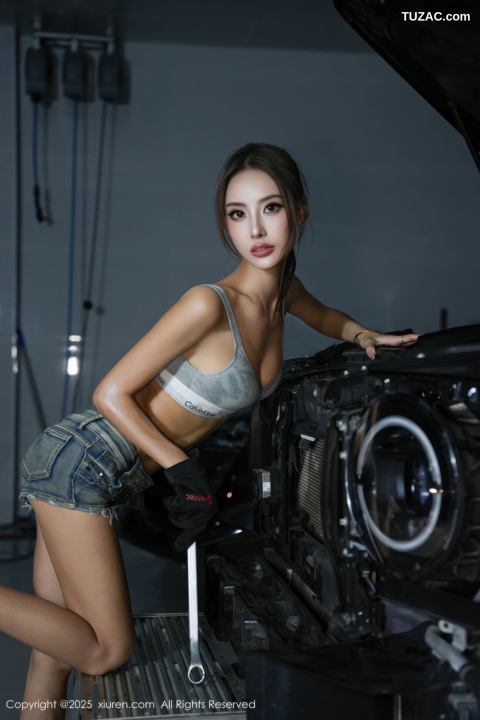 XiuRen秀人网-10894-lingyu69-汽车修理工主题灰色短背心牛仔短裤-2025.10.21