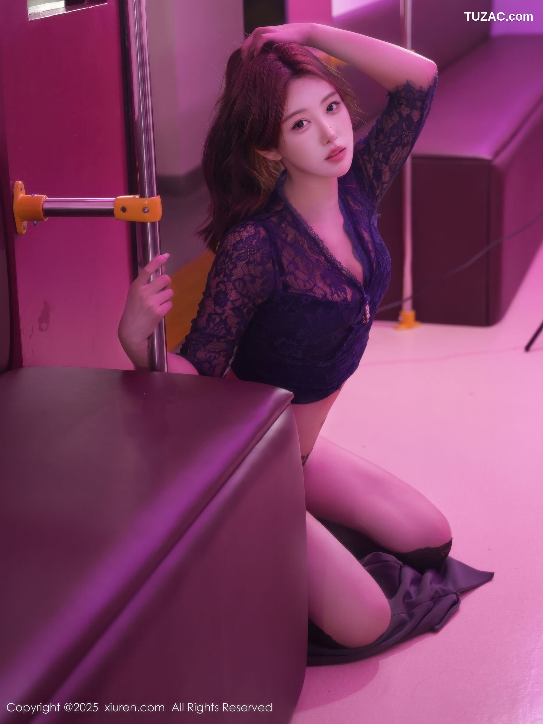 XiuRen秀人网-10910-金允希Yuki-地铁场景灰短裙深蓝蕾丝衫黑丝-2025.10.24