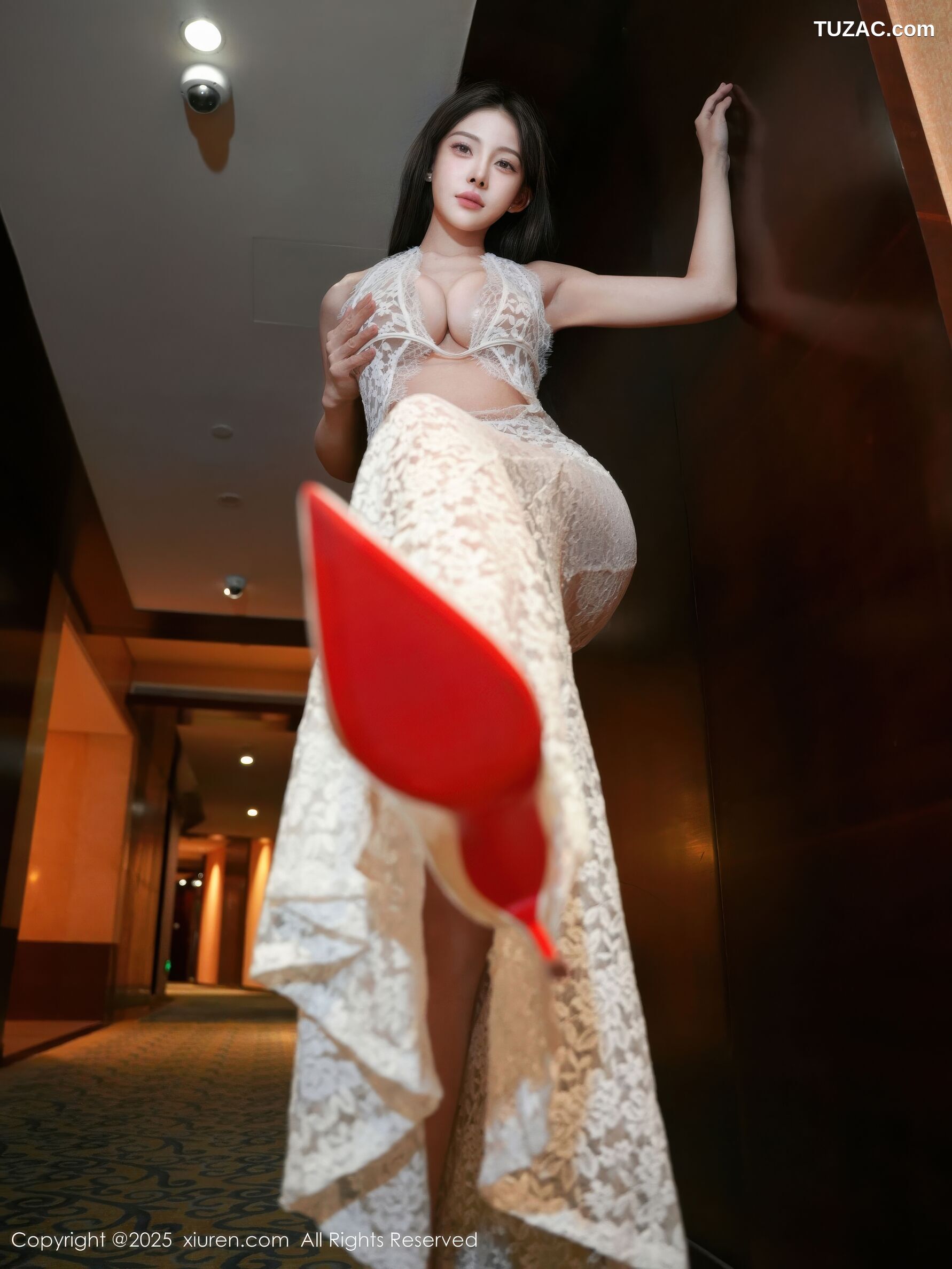 XiuRen秀人网-10915-梨霜儿-白色蕾丝长裙爆乳肉丝-2025.10.27