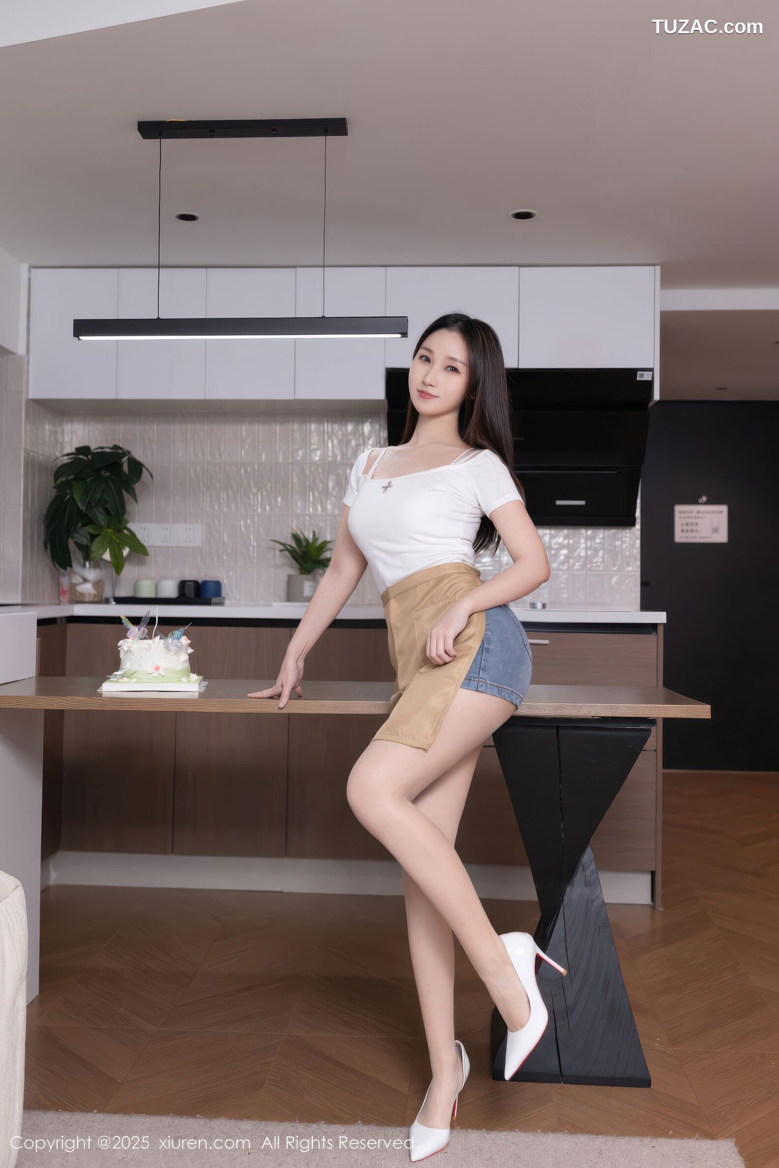 XiuRen秀人网-10925-杏子Yada-厨娘白色T恤牛仔短裙白蕾丝内衣-2025.10.29