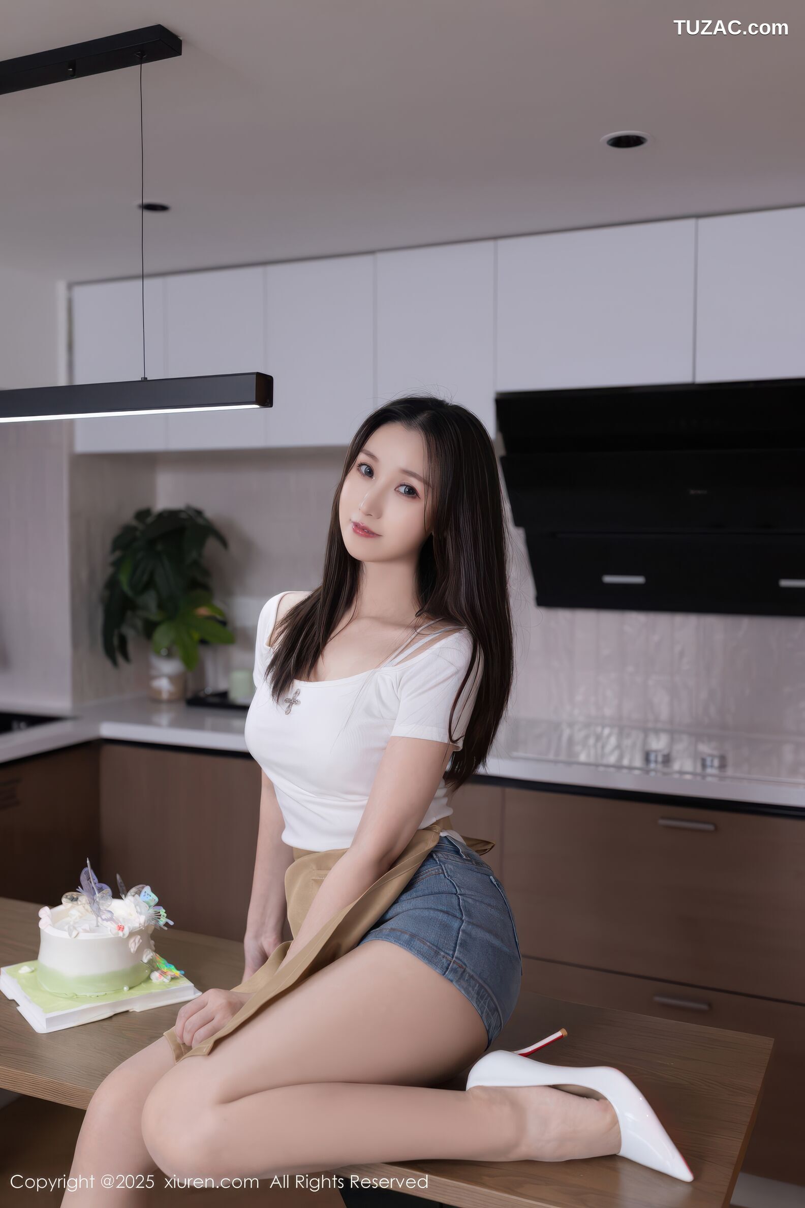 XiuRen秀人网-10925-杏子Yada-厨娘白色T恤牛仔短裙白蕾丝内衣-2025.10.29