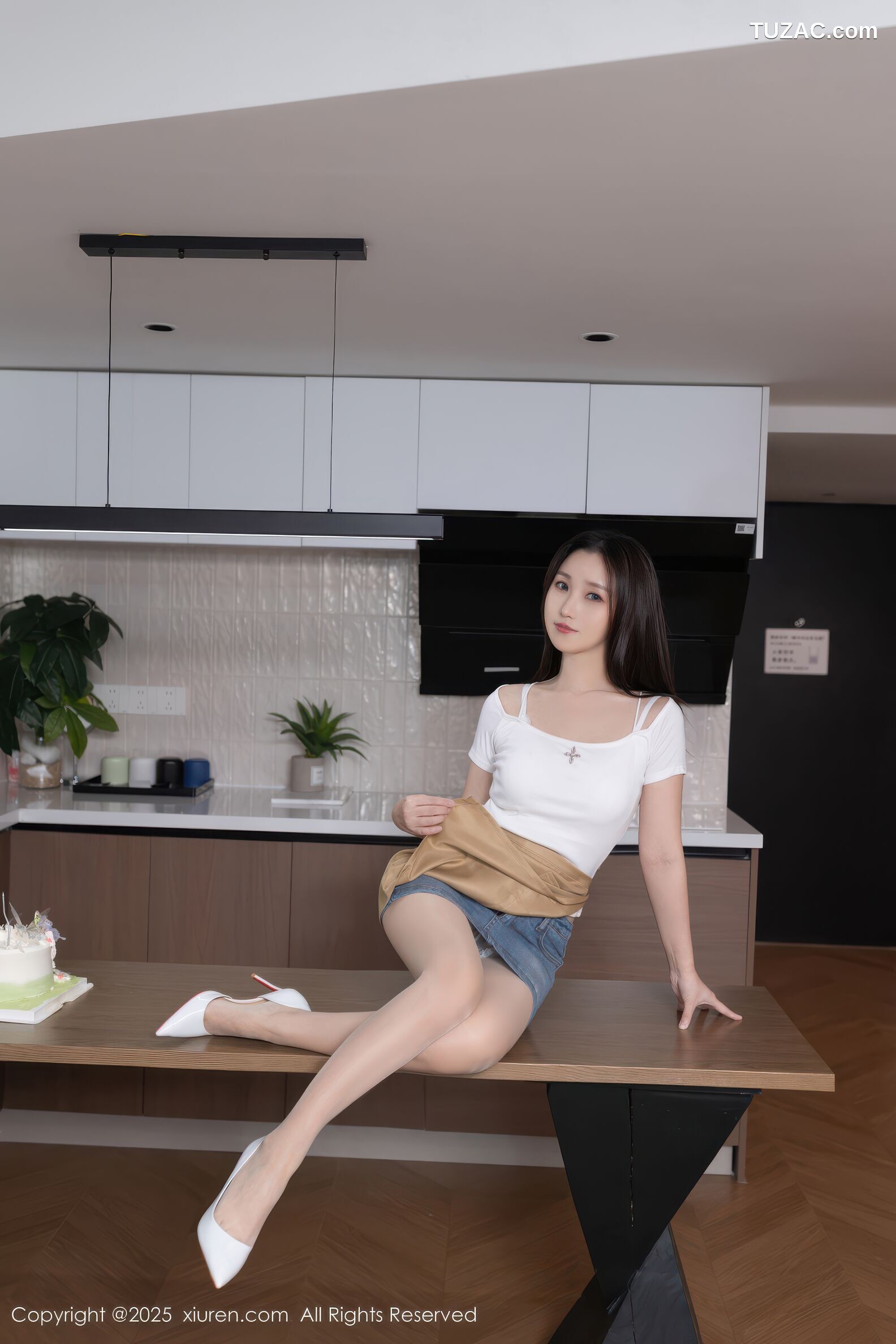 XiuRen秀人网-10925-杏子Yada-厨娘白色T恤牛仔短裙白蕾丝内衣-2025.10.29