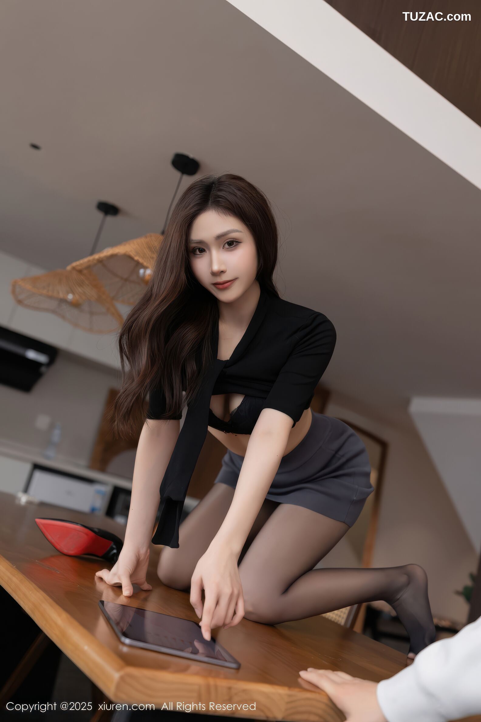 XiuRen秀人网-10930-刘婷婷-OL黑衫灰短裙黑丝高跟-2025.10.30