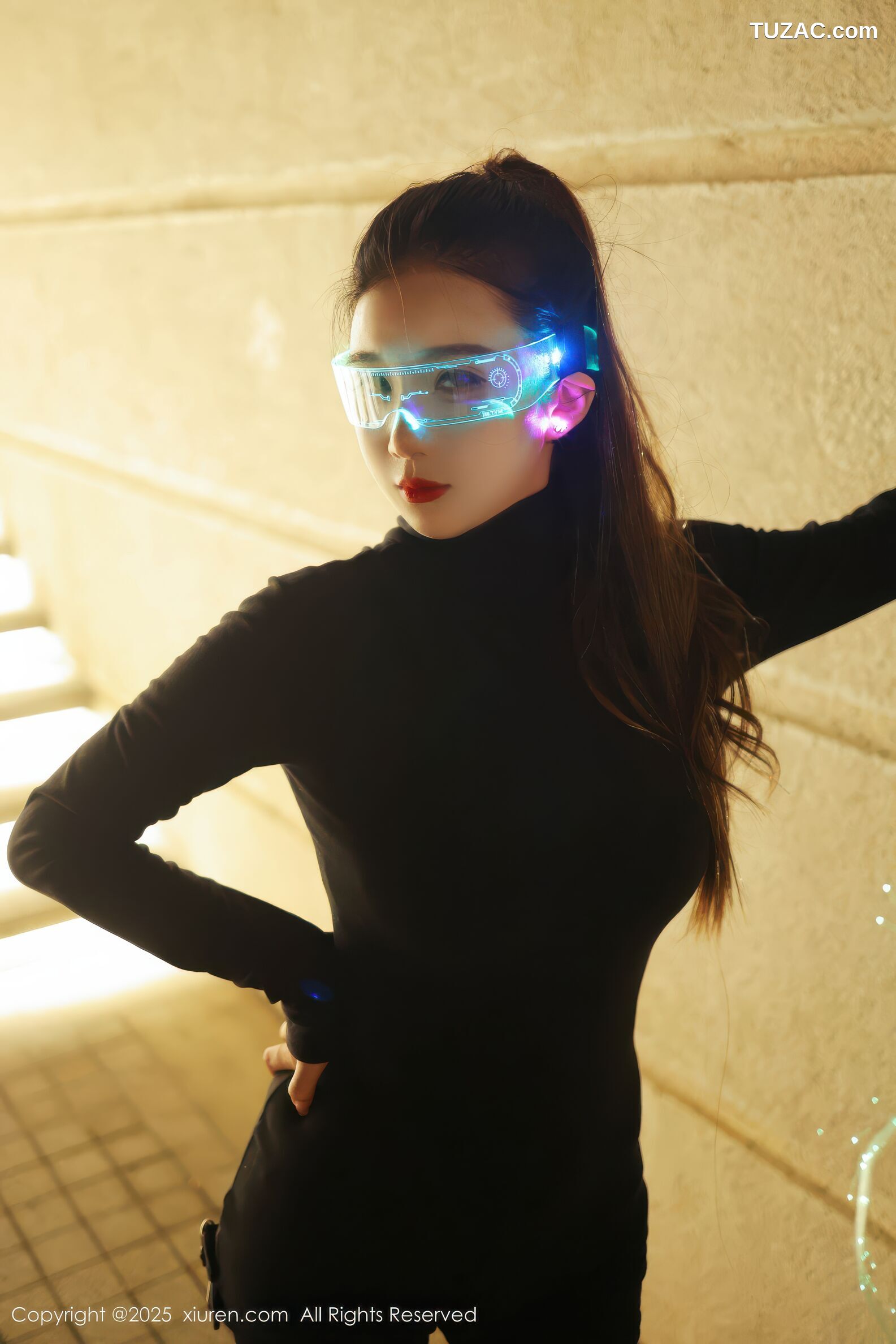 XiuRen秀人网-10936-小肉肉咪-街拍黑色紧身衣黑色短裤cyber风-黑蕾丝内衣黑丝-2025.10.31