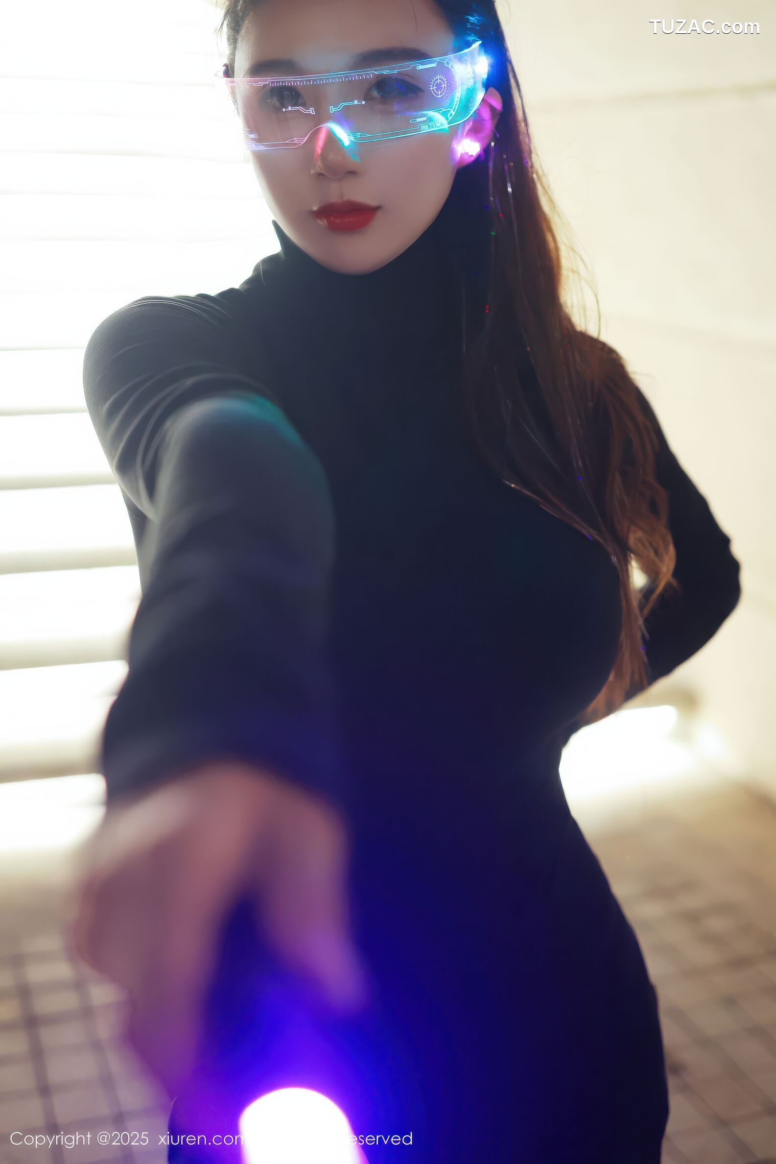 XiuRen秀人网-10936-小肉肉咪-街拍黑色紧身衣黑色短裤cyber风-黑蕾丝内衣黑丝-2025.10.31