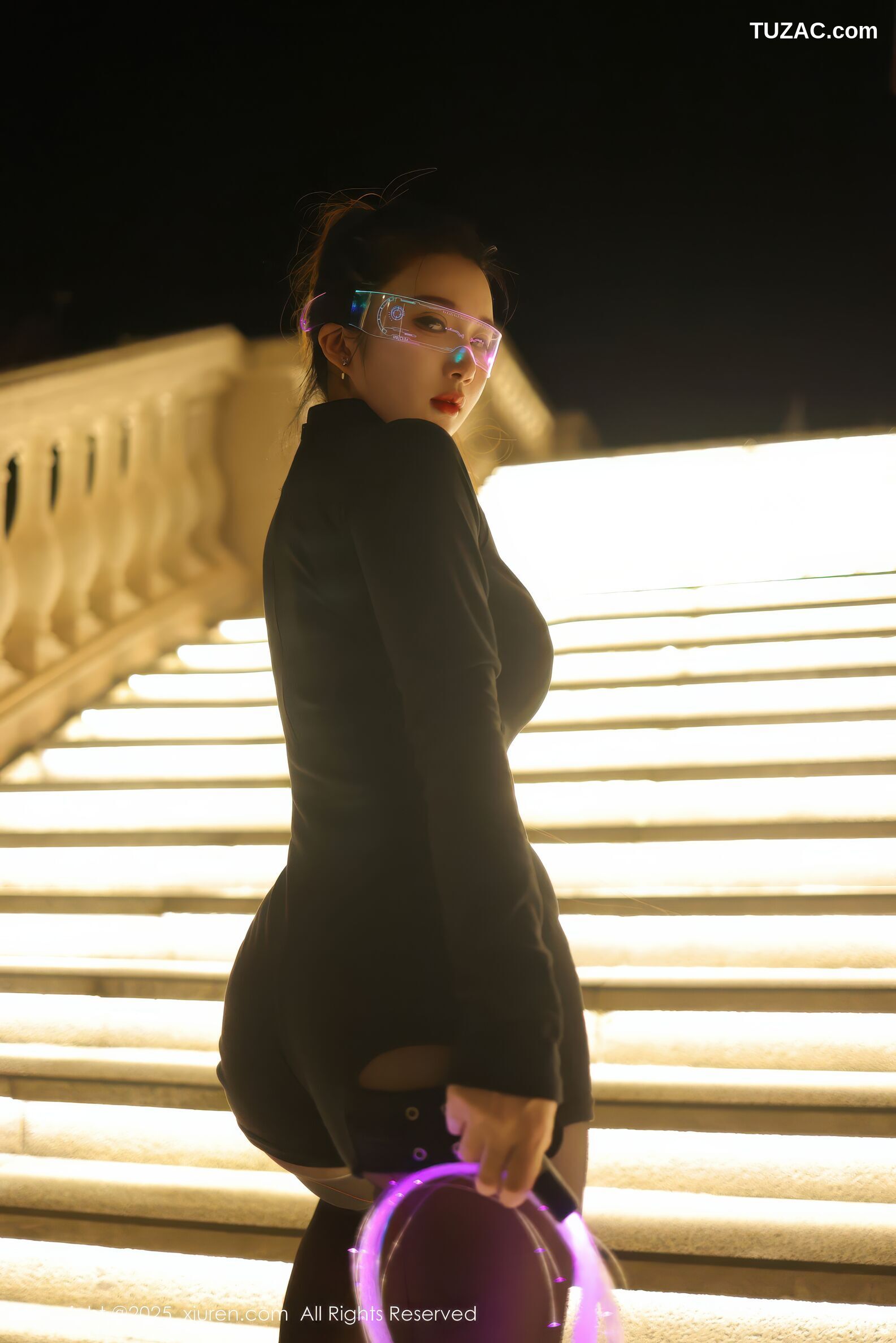 XiuRen秀人网-10936-小肉肉咪-街拍黑色紧身衣黑色短裤cyber风-黑蕾丝内衣黑丝-2025.10.31