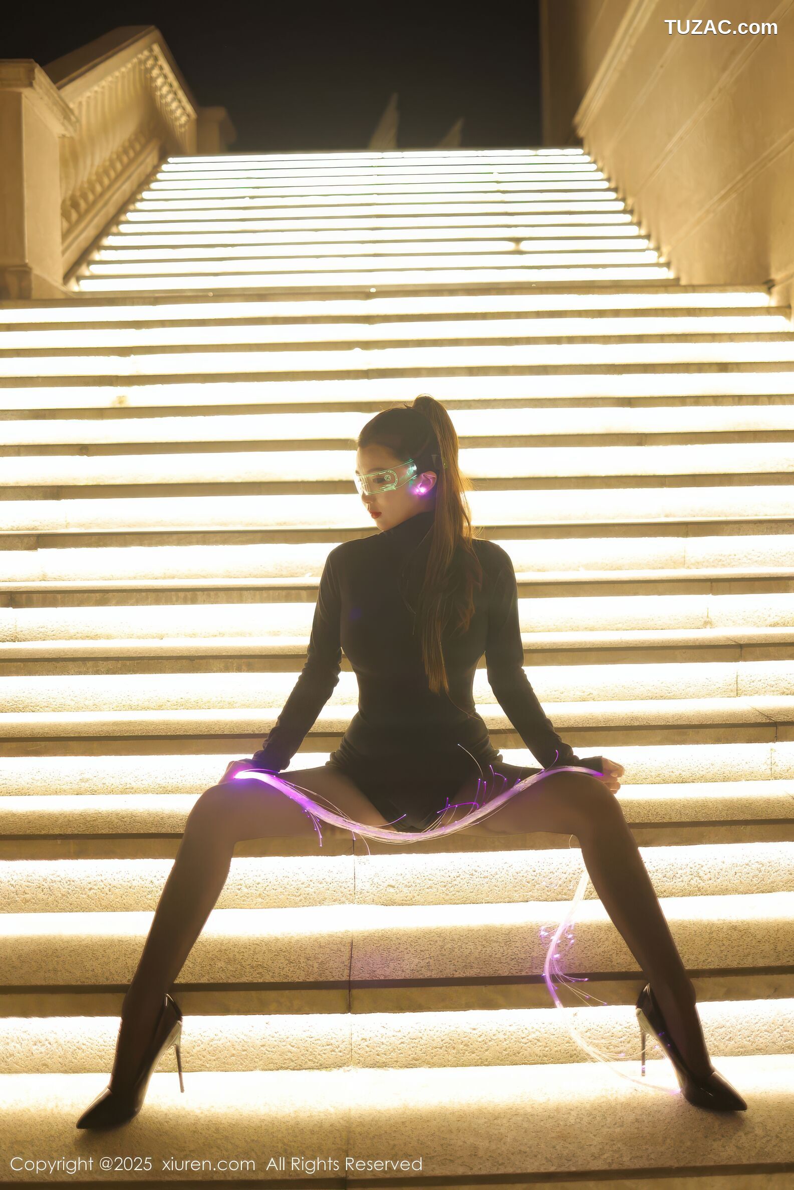 XiuRen秀人网-10936-小肉肉咪-街拍黑色紧身衣黑色短裤cyber风-黑蕾丝内衣黑丝-2025.10.31