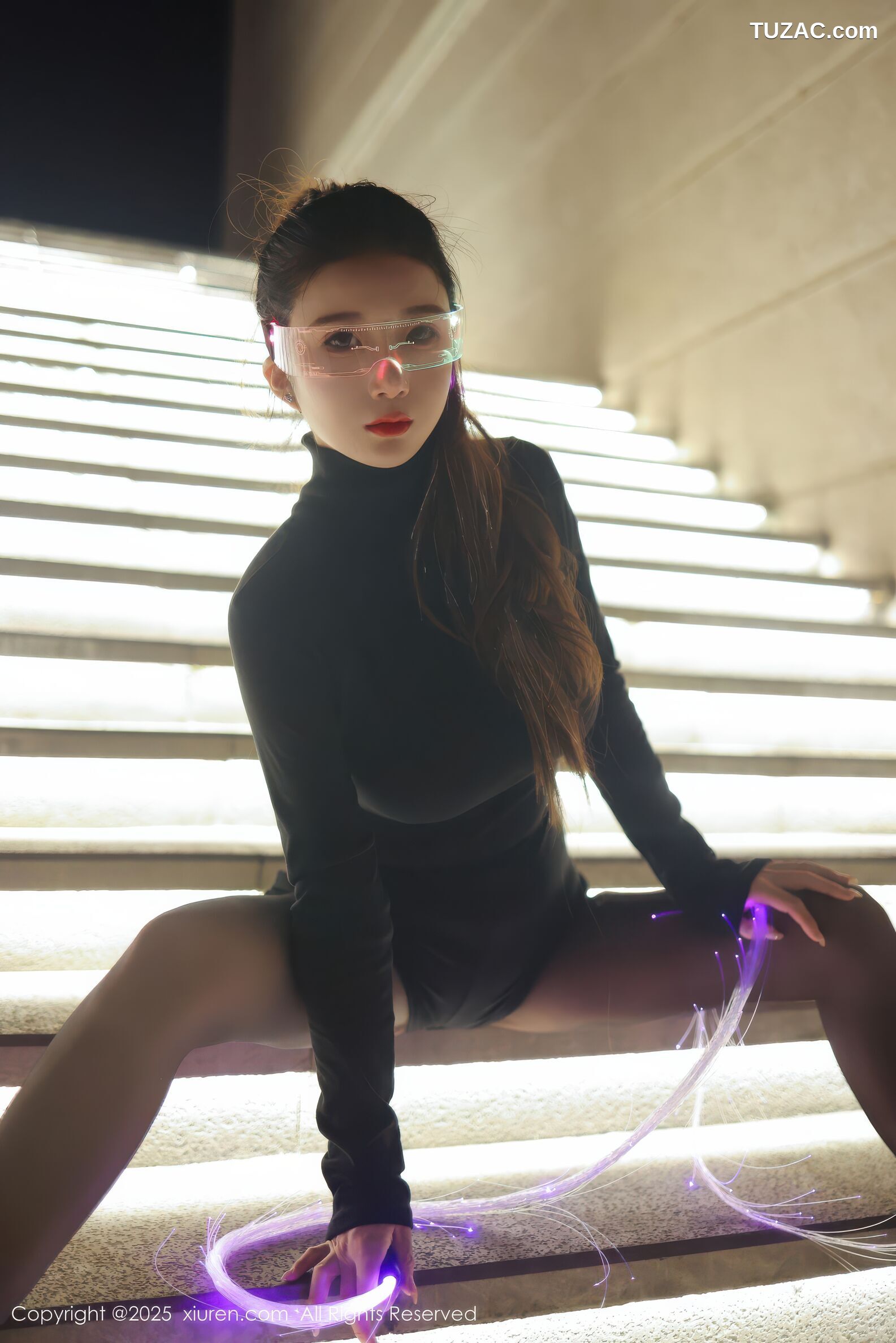 XiuRen秀人网-10936-小肉肉咪-街拍黑色紧身衣黑色短裤cyber风-黑蕾丝内衣黑丝-2025.10.31