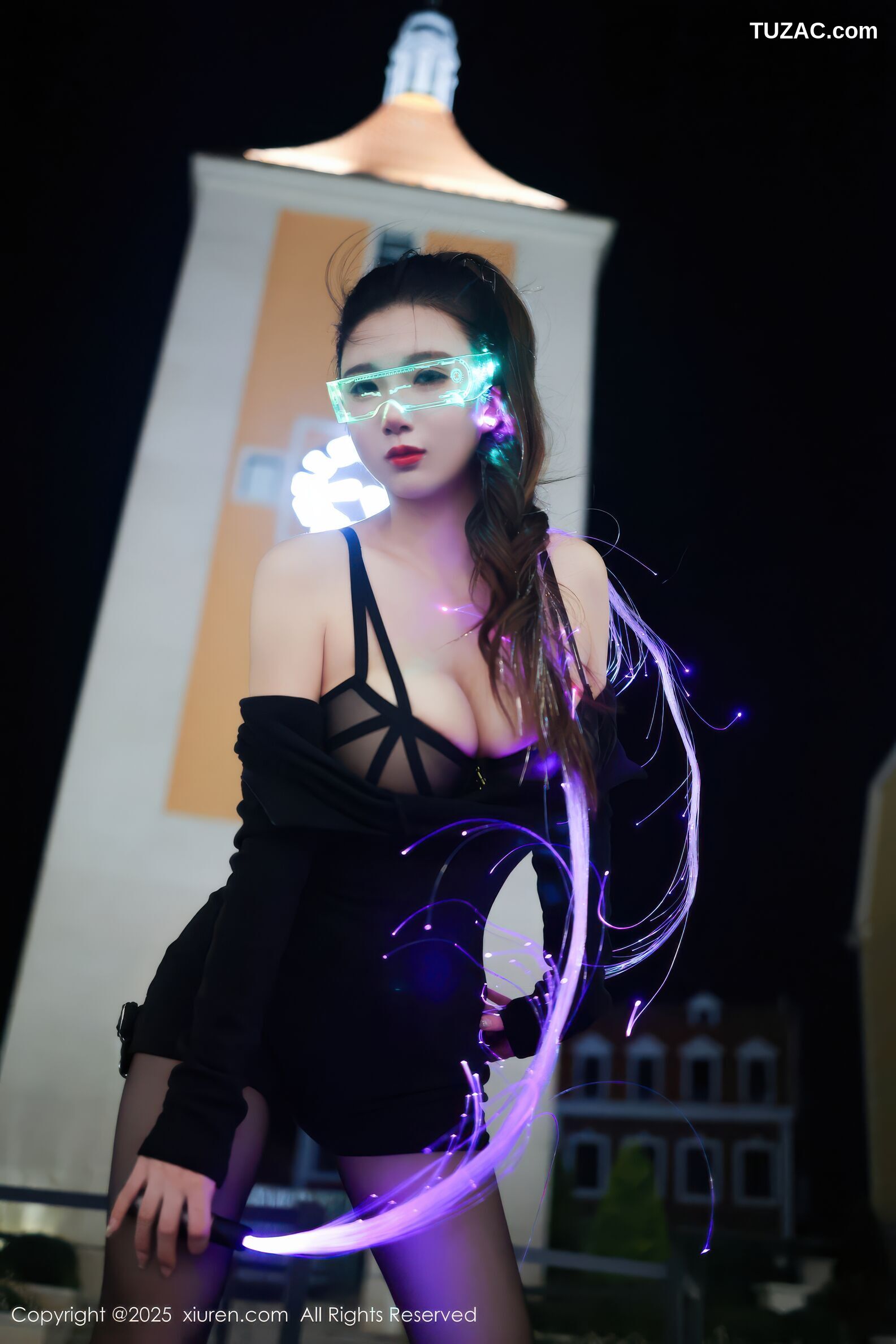 XiuRen秀人网-10936-小肉肉咪-街拍黑色紧身衣黑色短裤cyber风-黑蕾丝内衣黑丝-2025.10.31