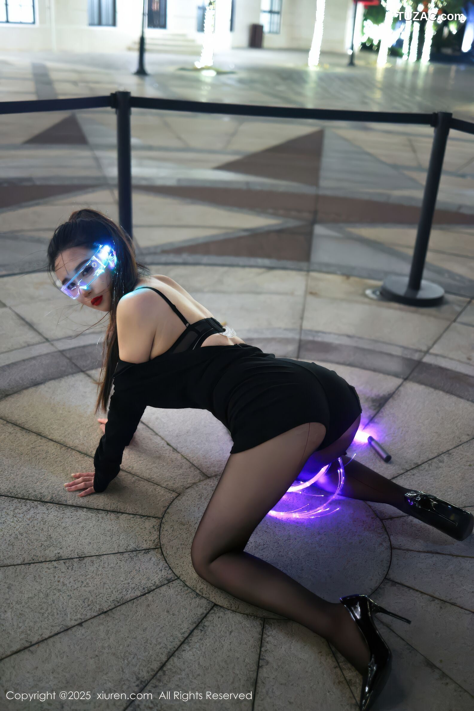 XiuRen秀人网-10936-小肉肉咪-街拍黑色紧身衣黑色短裤cyber风-黑蕾丝内衣黑丝-2025.10.31