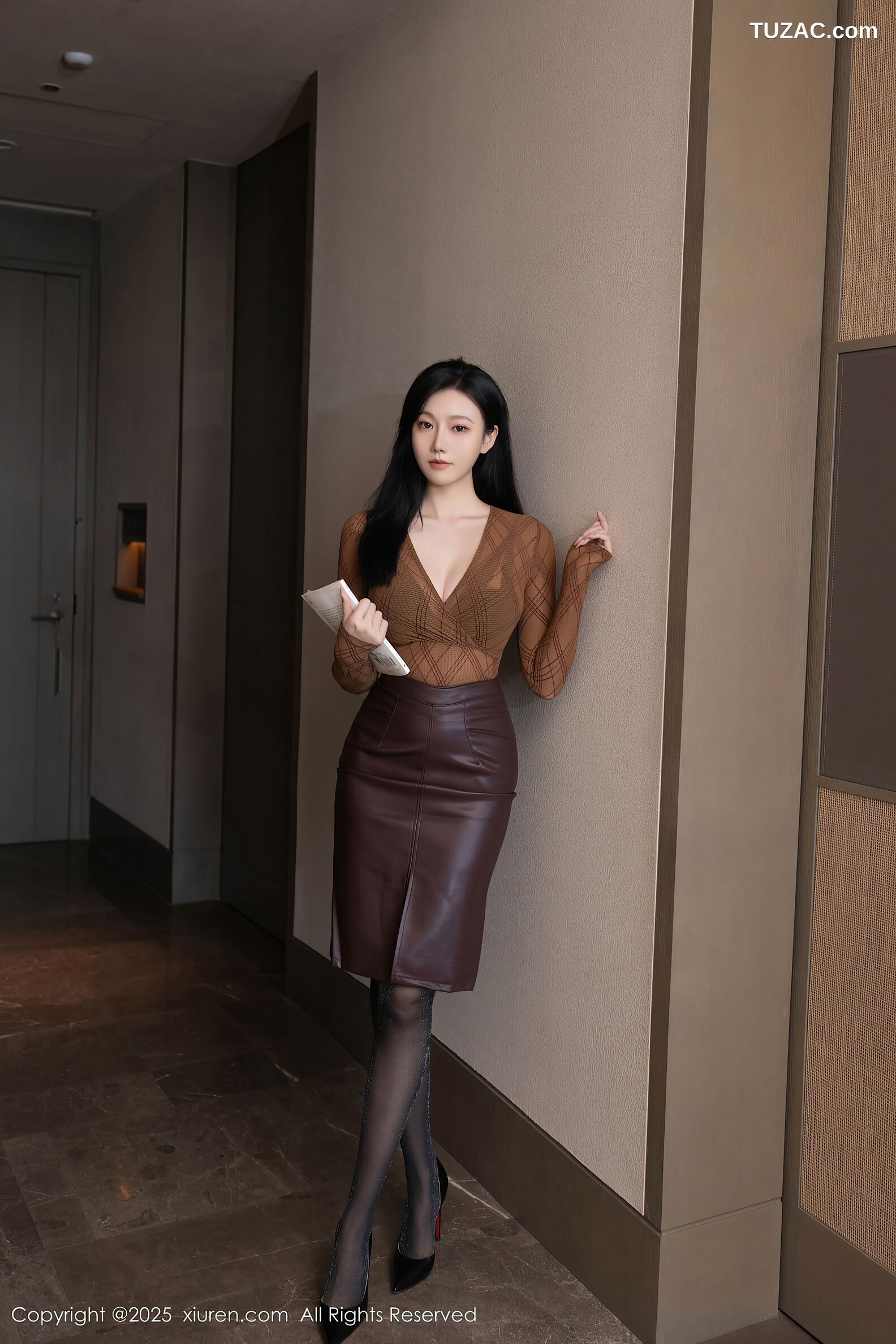XiuRen秀人网-10947-安然anran-棕色皮裙魅惑黑丝-2025.11.04