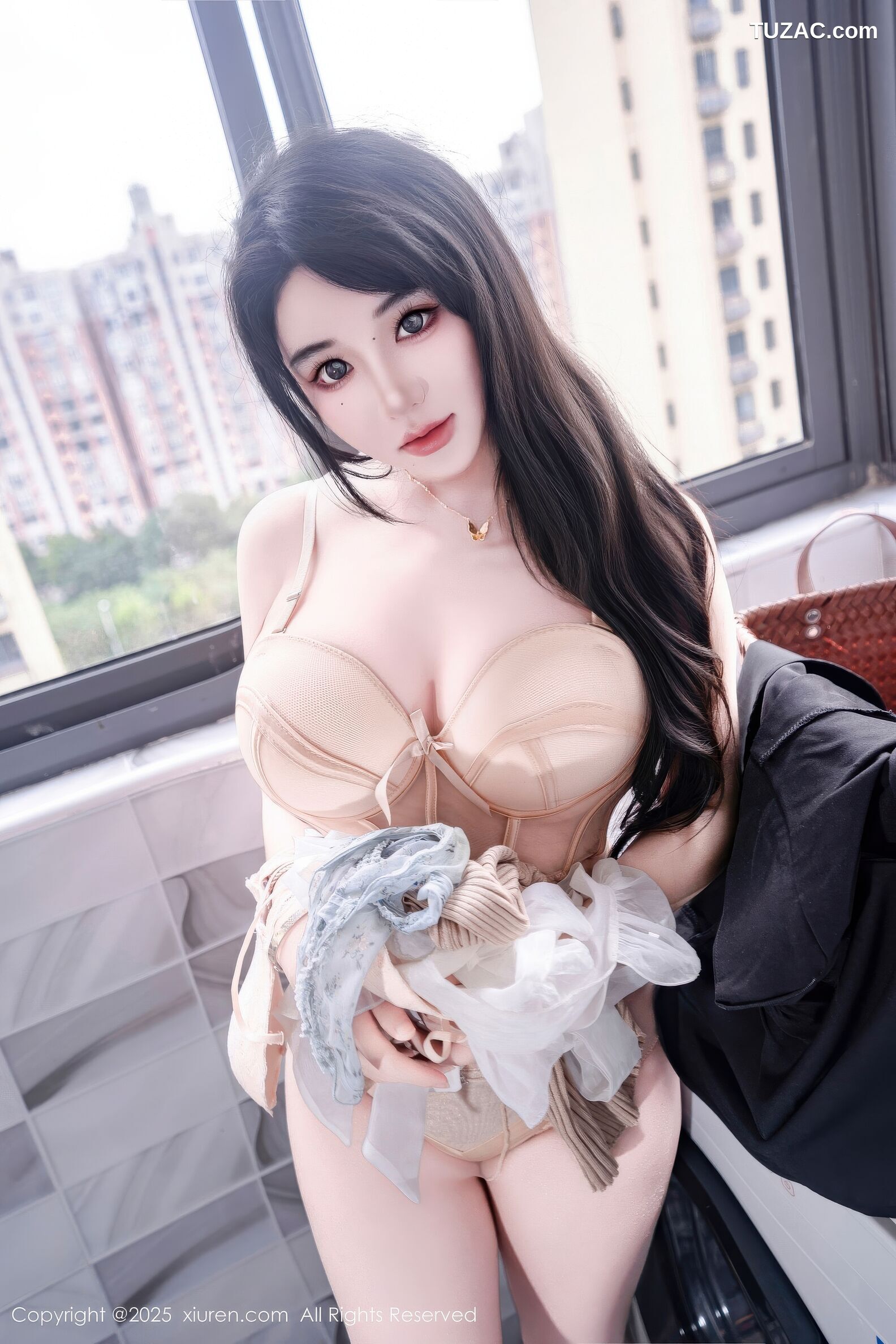 XiuRen秀人网-11010-汐汐爱吃草莓-善良家政姐姐肥臀爆乳-2025.11.20