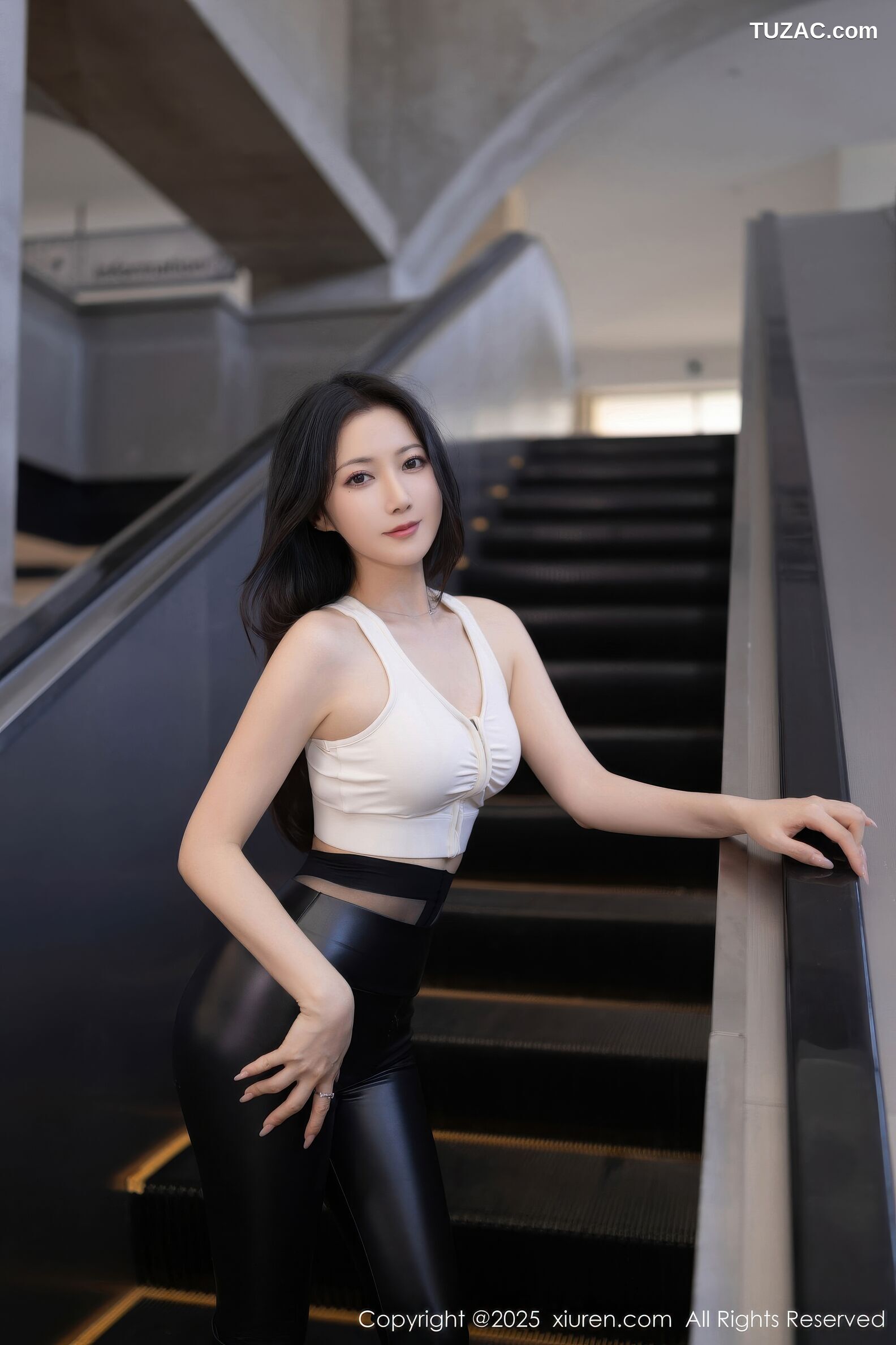 XiuRen秀人网-11021-鱼子酱Fish-黑色皮裤白背心黑丝-2025.11.21