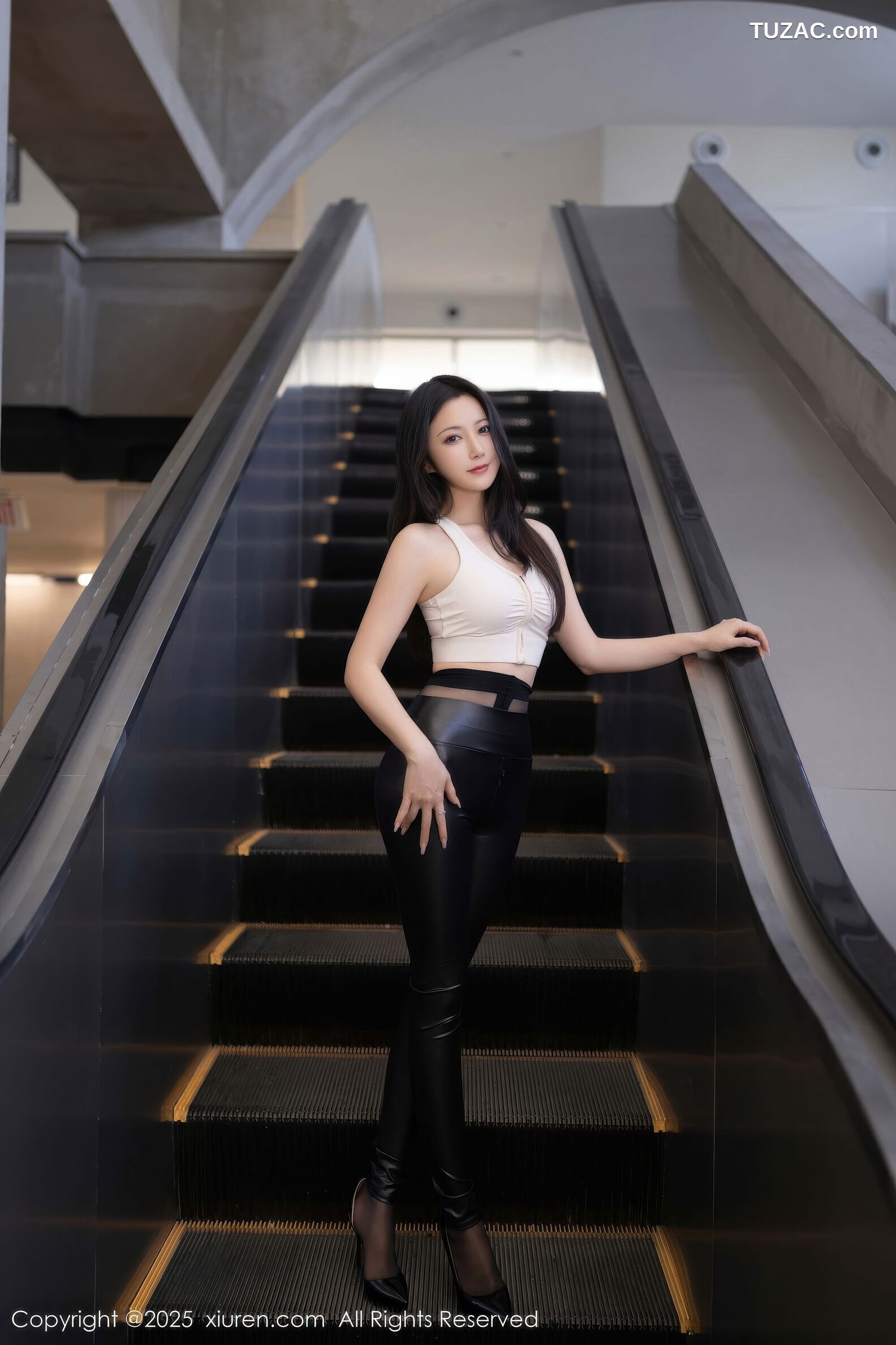 XiuRen秀人网-11021-鱼子酱Fish-黑色皮裤白背心黑丝-2025.11.21