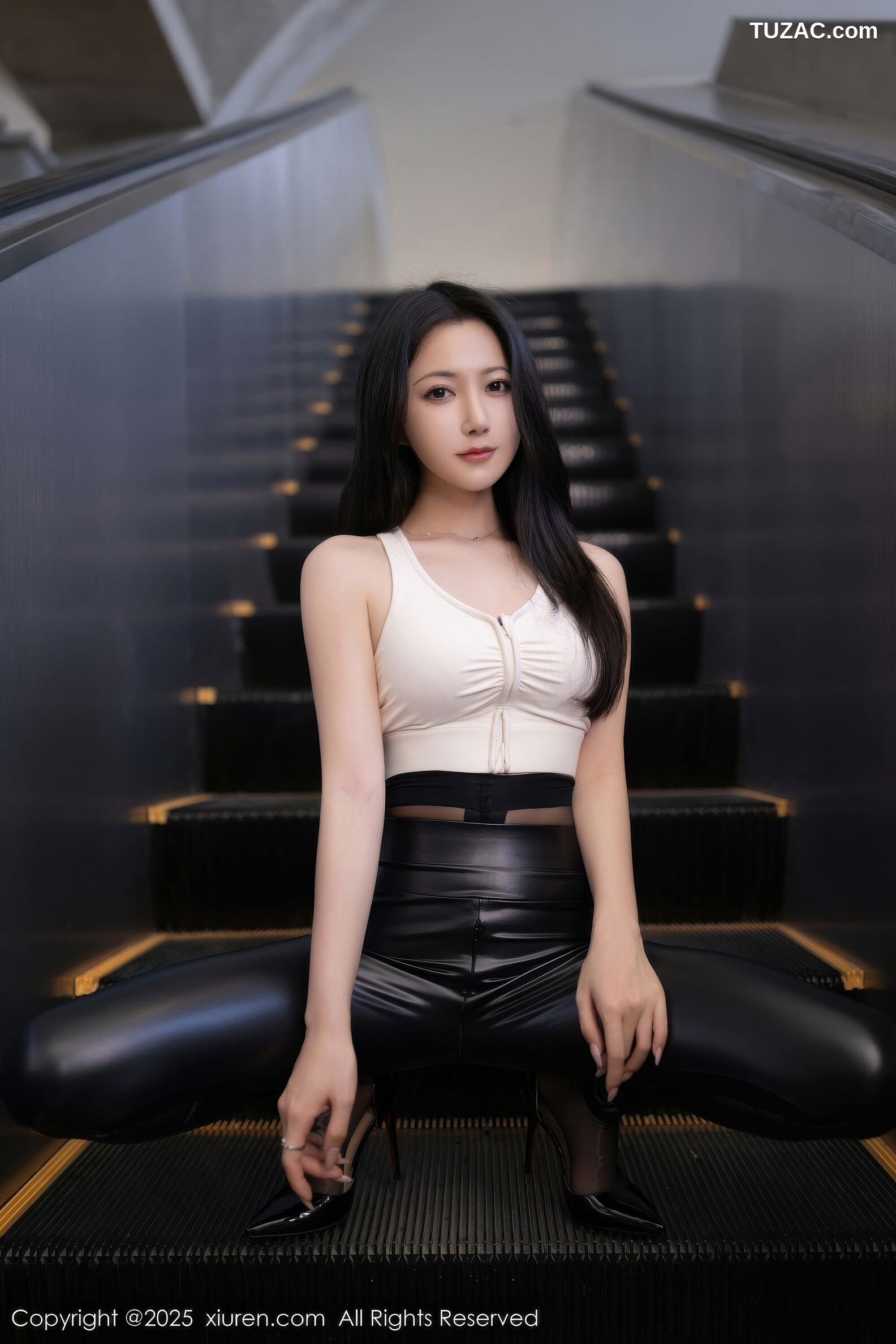 XiuRen秀人网-11021-鱼子酱Fish-黑色皮裤白背心黑丝-2025.11.21