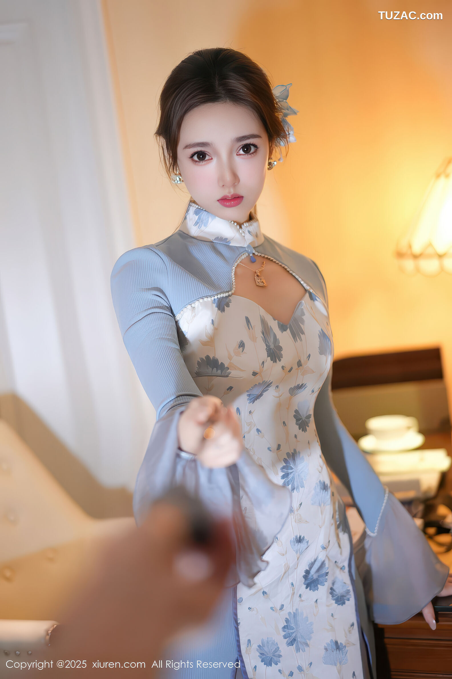 XiuRen秀人网-11033-Twins桃桃-淡蓝旗袍白色内衣-2025.11.26
